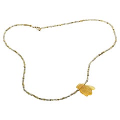 Collier de perles en or jaune 18 carats avec abeille d'ambre sculptée à la main