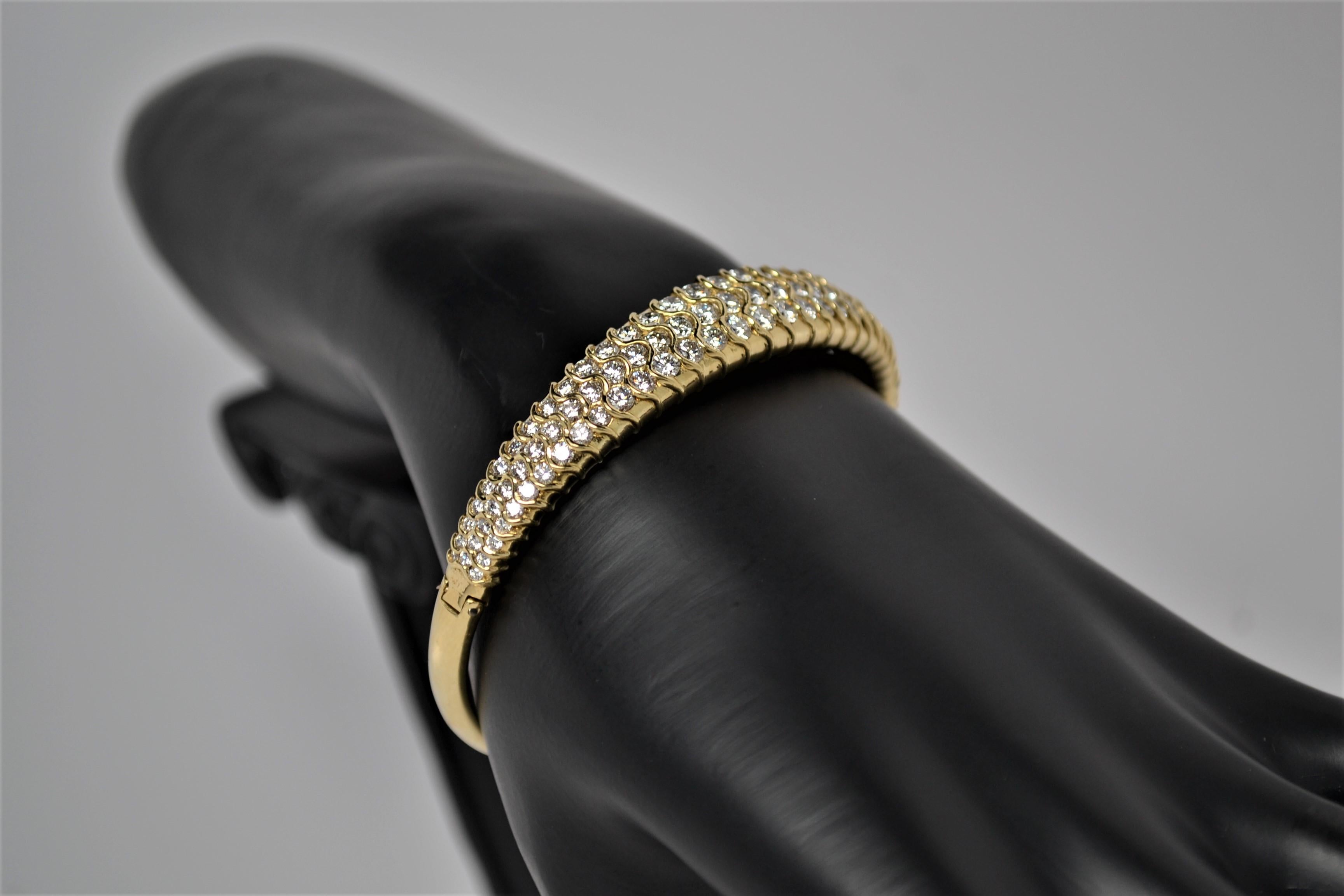 18k Yellow Gold & Round Brilliant Cut Diamond Bangle Bracelet, 5.54 Carats For Sale 5