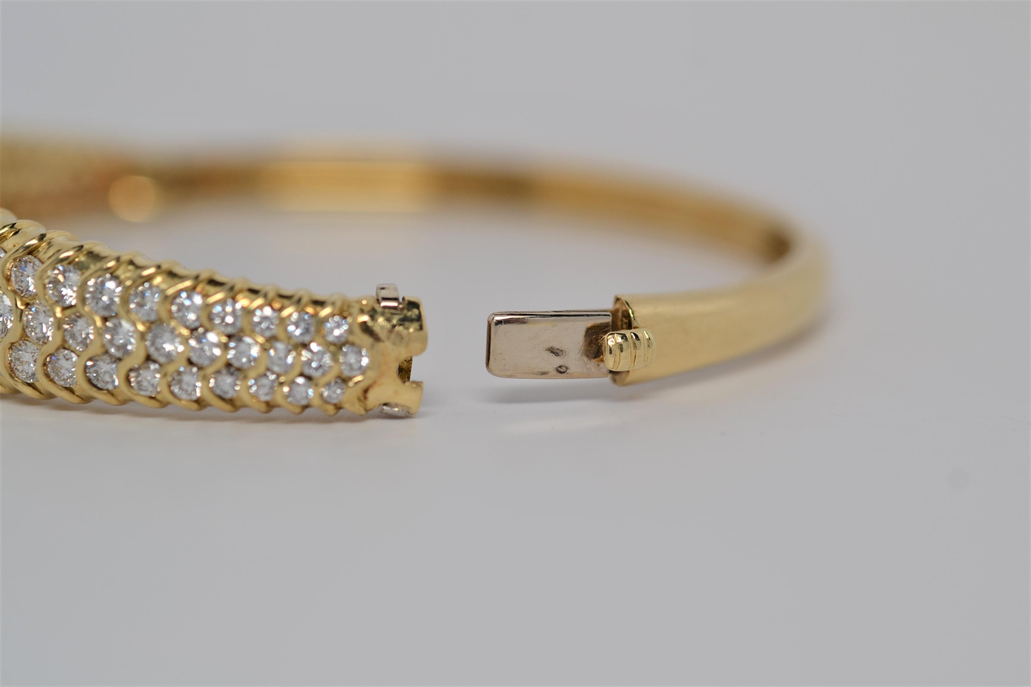Round Cut 18k Yellow Gold & Round Brilliant Cut Diamond Bangle Bracelet, 5.54 Carats For Sale