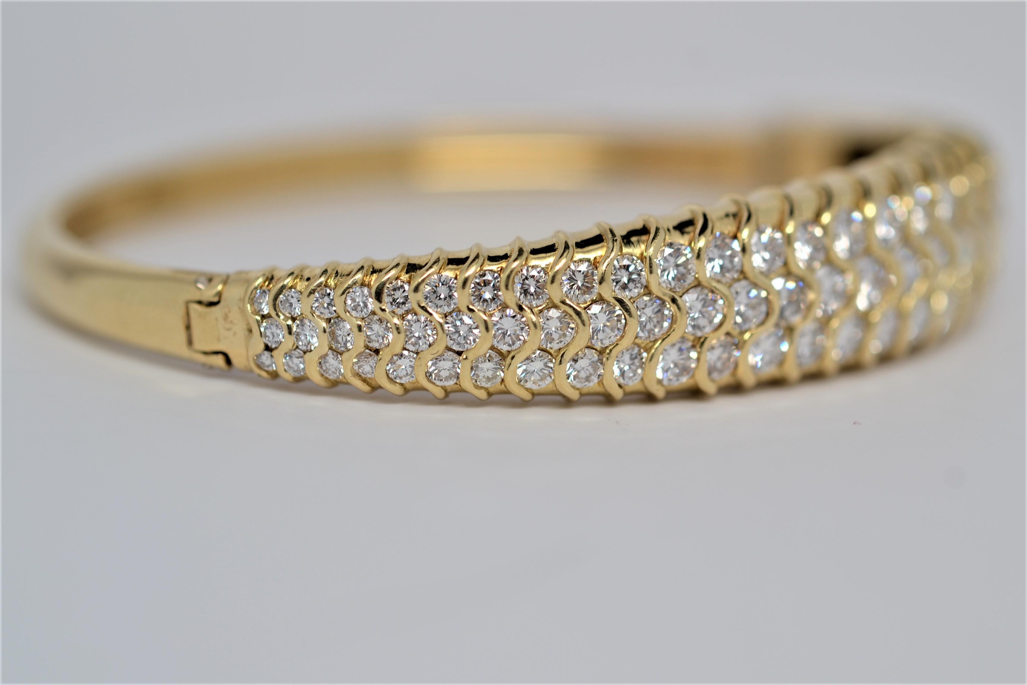 18k Yellow Gold & Round Brilliant Cut Diamond Bangle Bracelet, 5.54 Carats In New Condition For Sale In New York, NY
