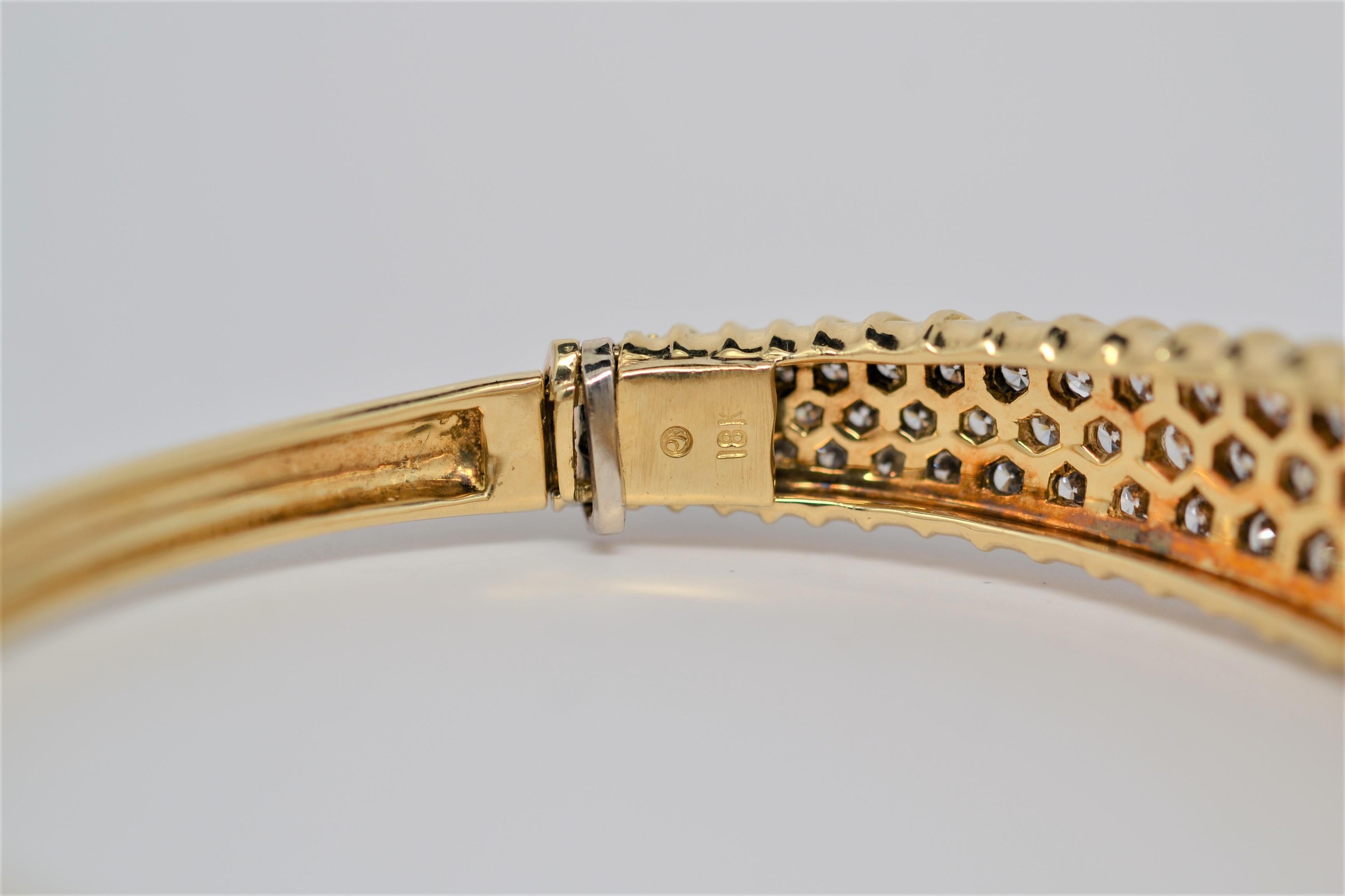 18k Yellow Gold & Round Brilliant Cut Diamond Bangle Bracelet, 5.54 Carats For Sale 1