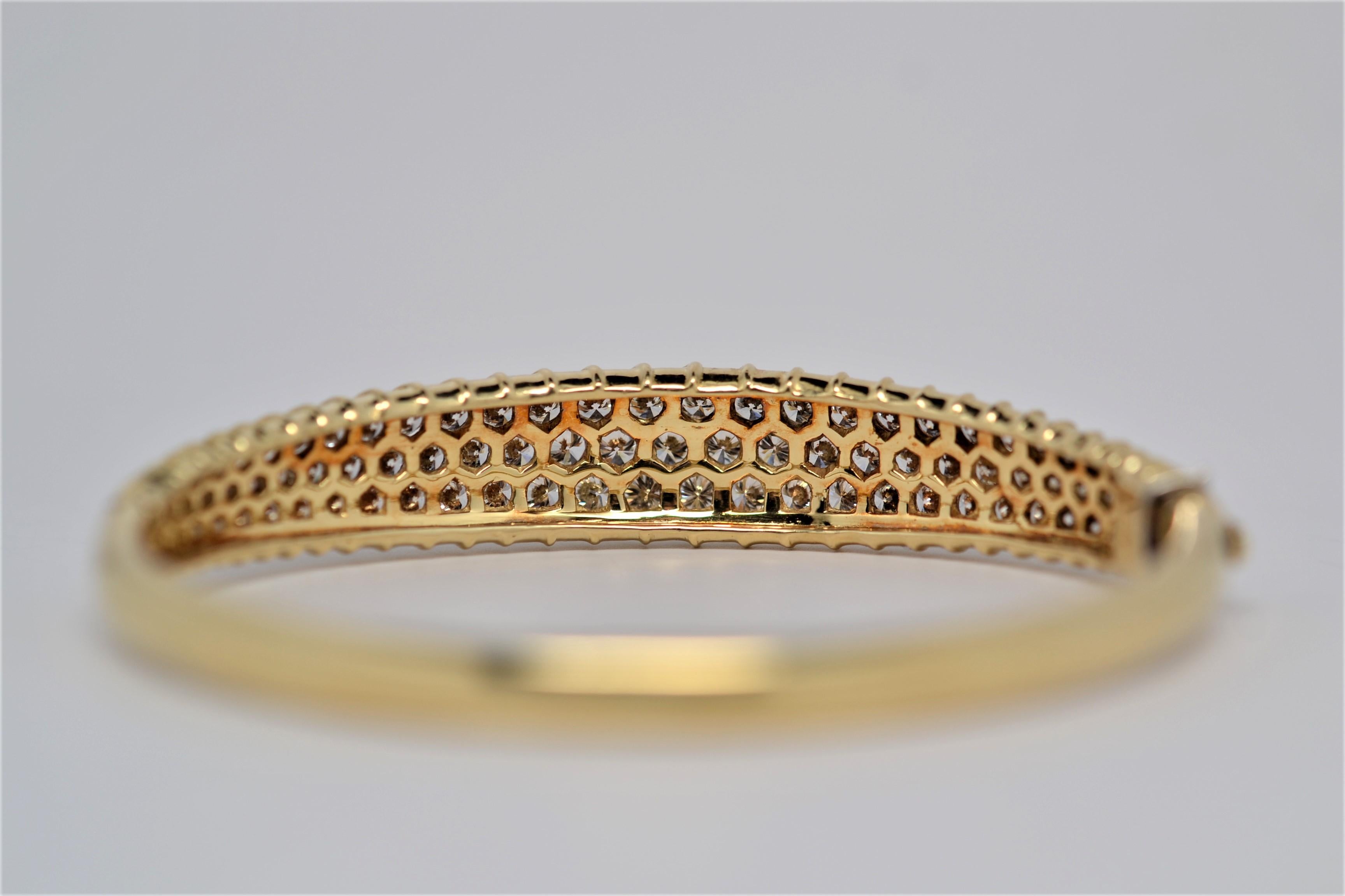 18k Yellow Gold & Round Brilliant Cut Diamond Bangle Bracelet, 5.54 Carats For Sale 2