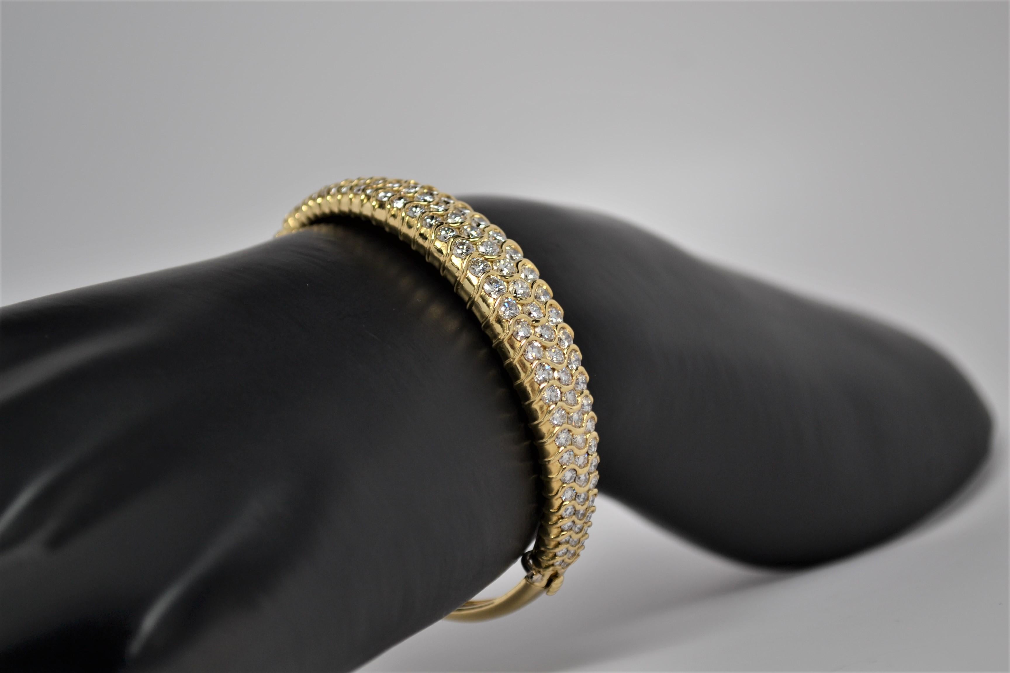 18k Yellow Gold & Round Brilliant Cut Diamond Bangle Bracelet, 5.54 Carats For Sale 3
