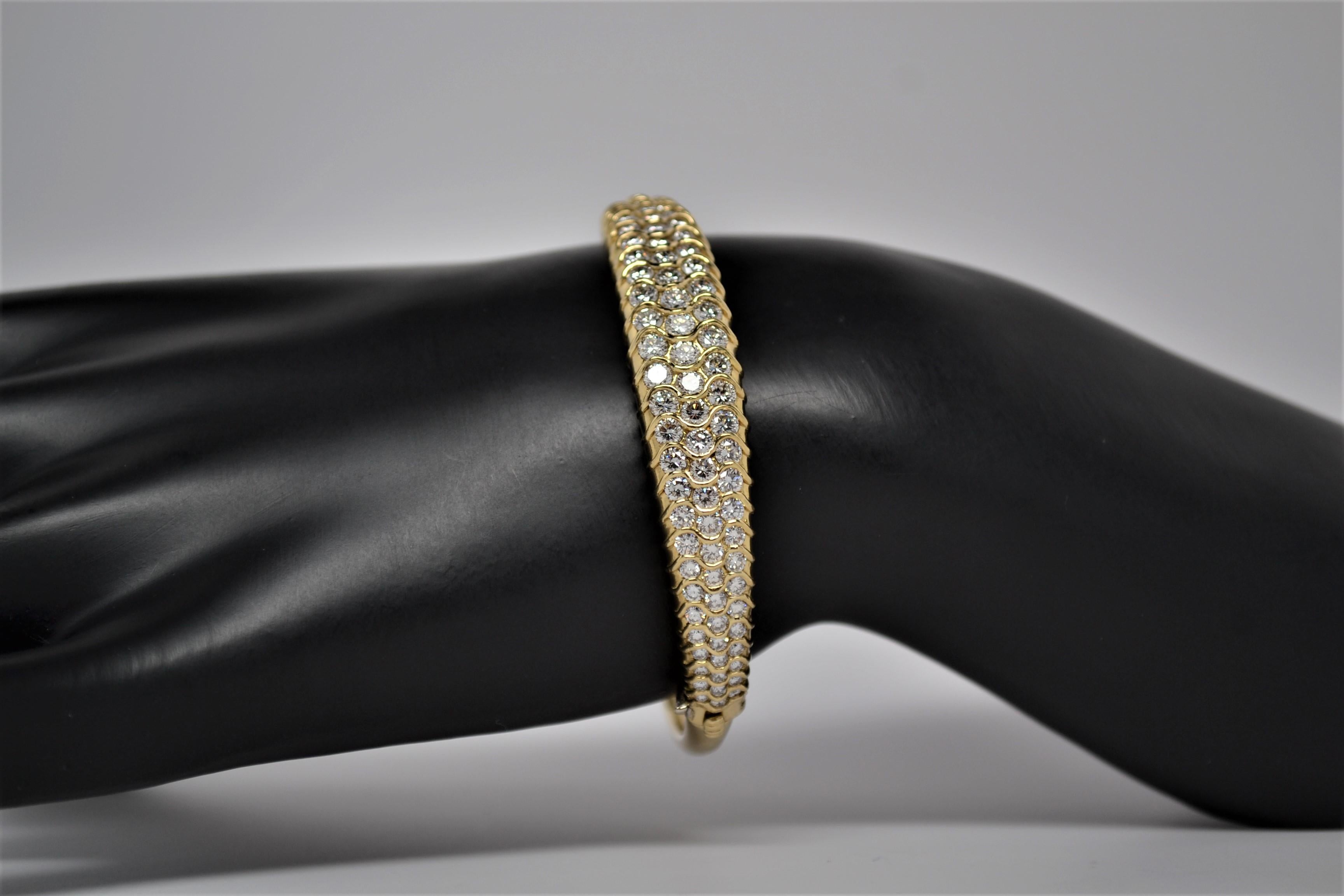 18k Yellow Gold & Round Brilliant Cut Diamond Bangle Bracelet, 5.54 Carats For Sale 4