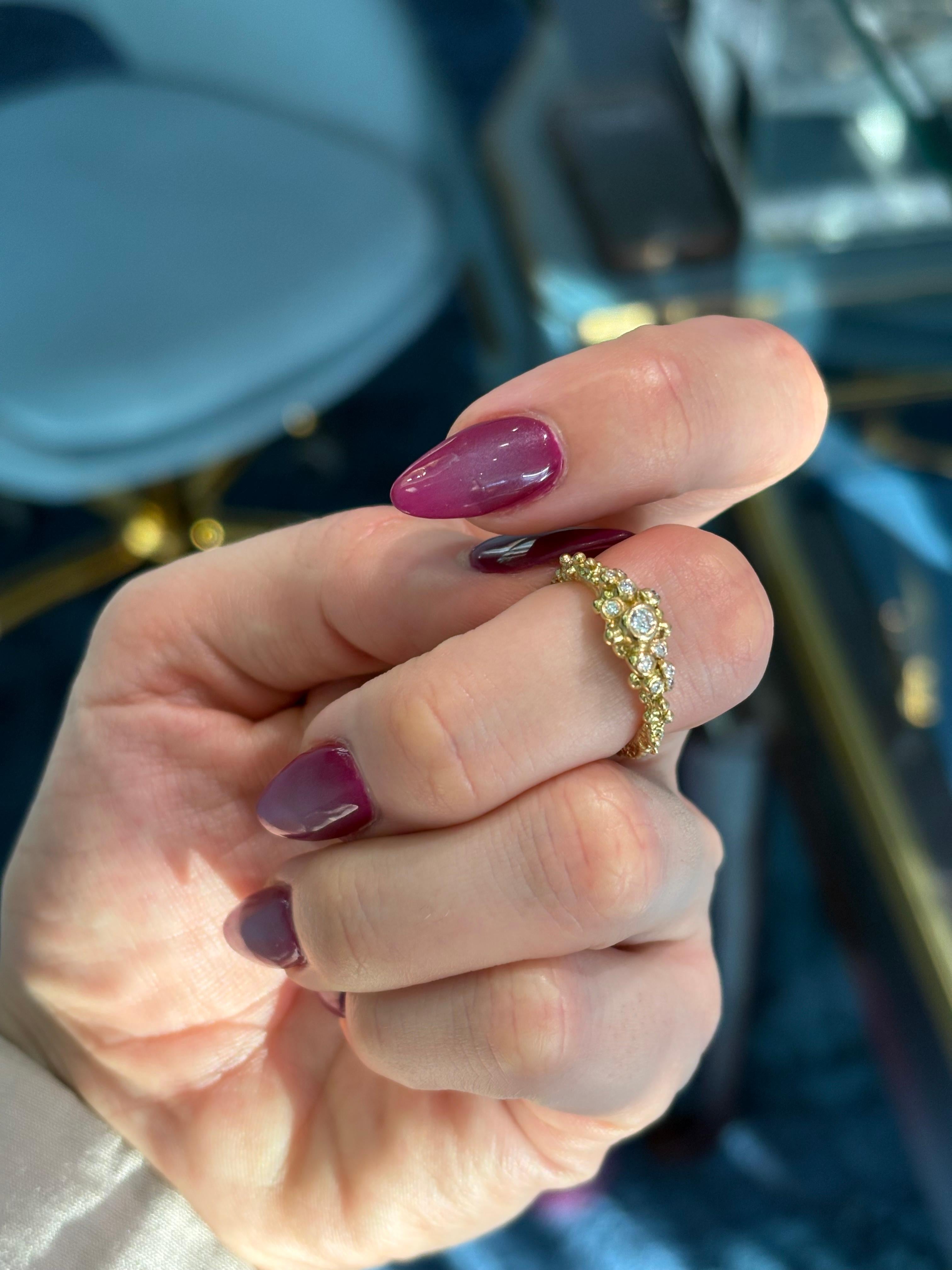 Elegati in un mondo di elevata eleganza con questo straordinario anello, magistralmente realizzato in luminoso oro giallo 18 carati e ornato da una costellazione di 0,14 carati.  di diamanti rotondi a taglio brillante. Ogni dettaglio è stato