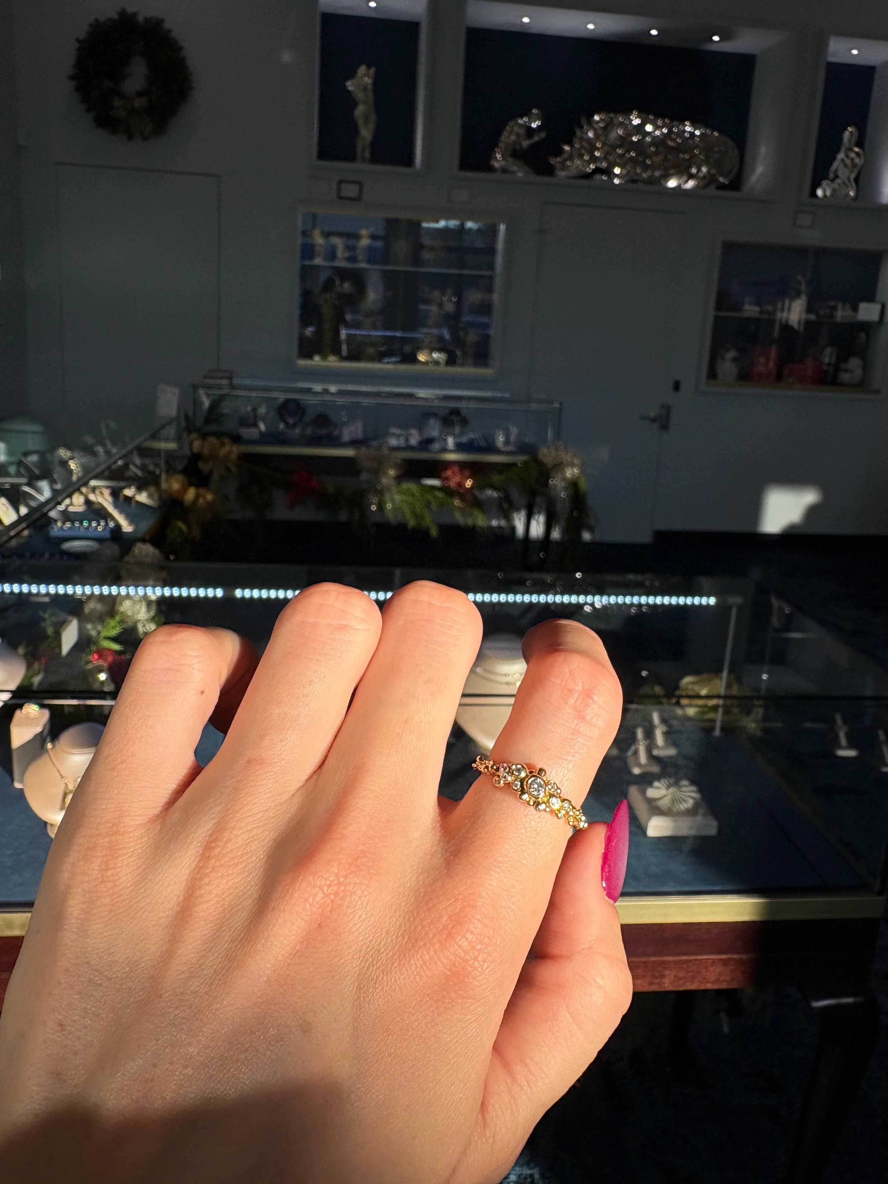 Estetismo 18K Yellow Gold Round Brilliant Cut Diamond Cluster Ring. Size 6 in vendita