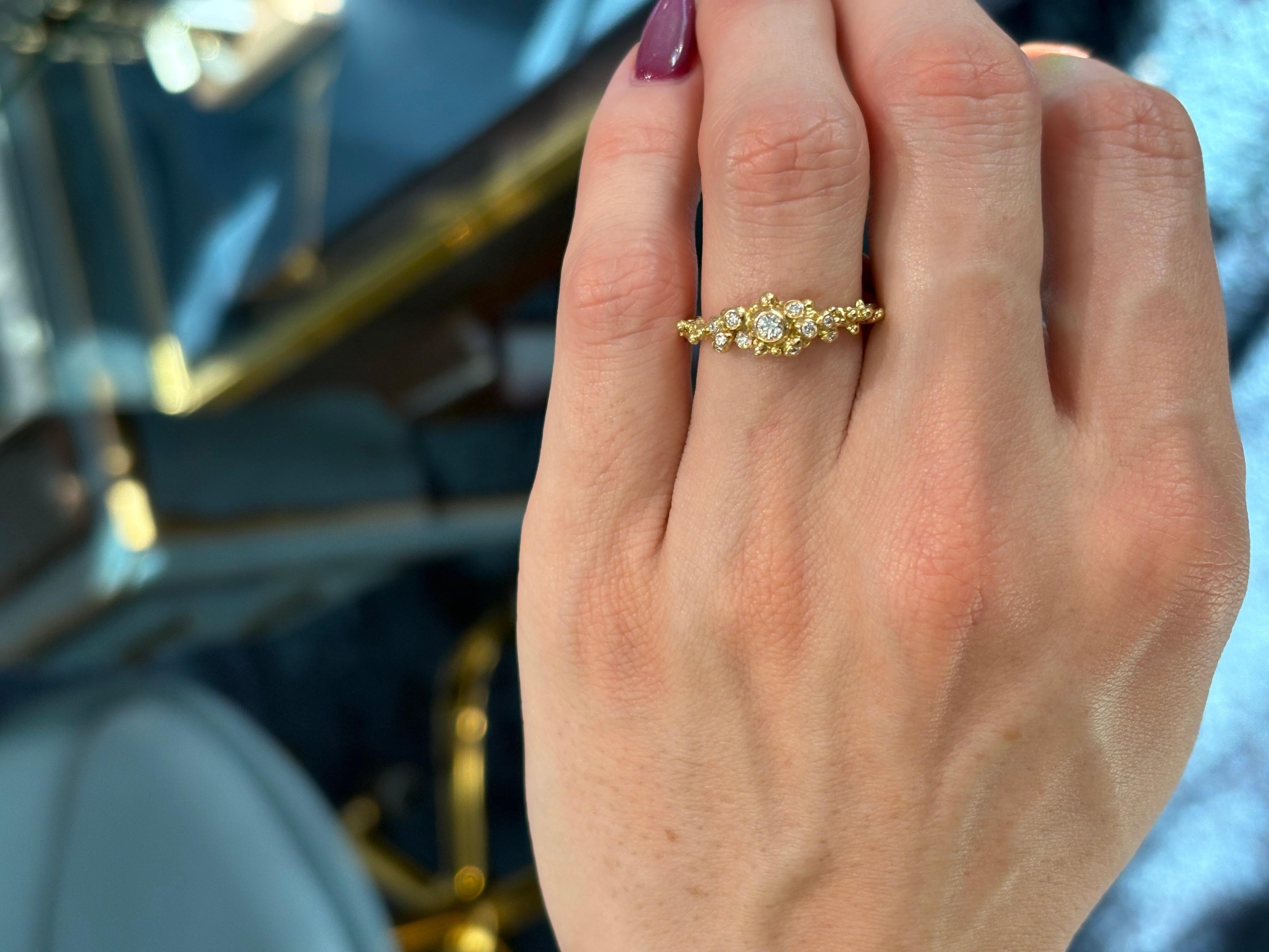 Taglio brillante 18K Yellow Gold Round Brilliant Cut Diamond Cluster Ring. Size 6 in vendita