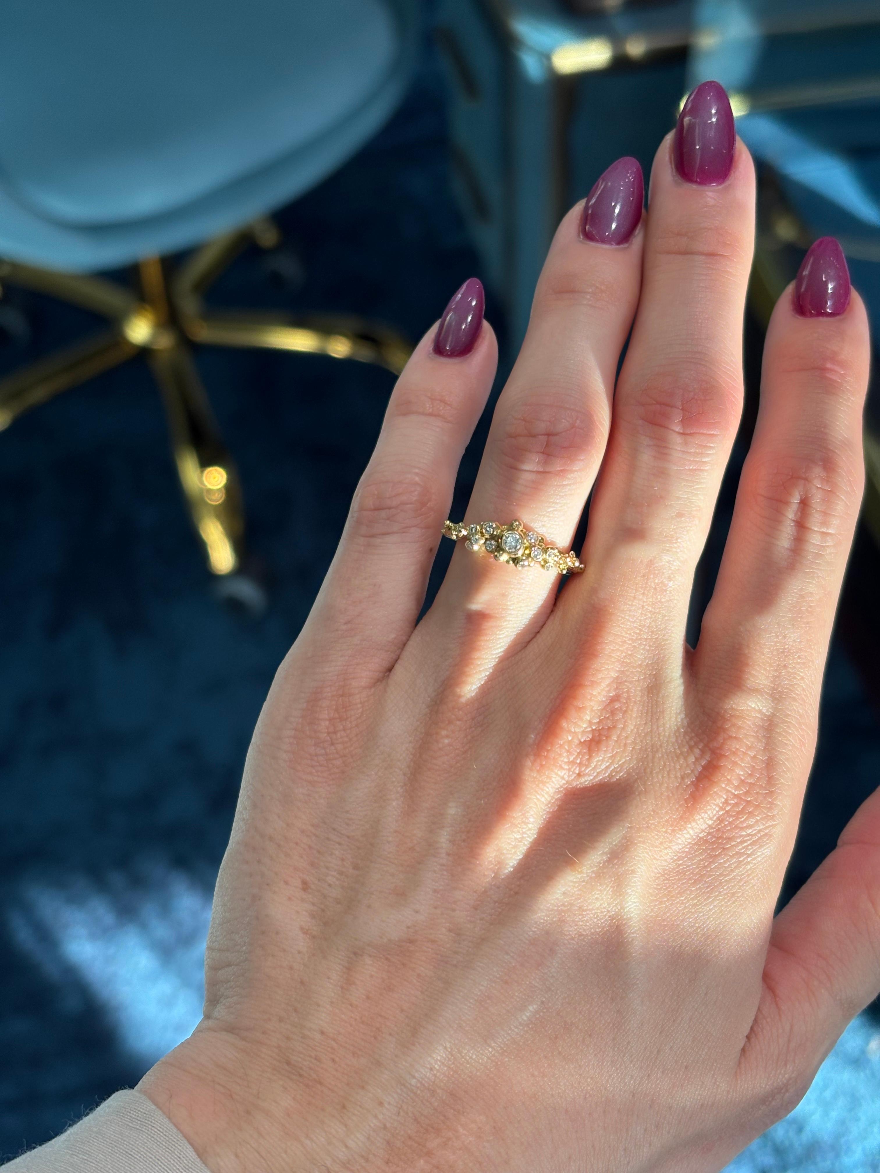 da uomo o donna 18K Yellow Gold Round Brilliant Cut Diamond Cluster Ring. Size 6 in vendita