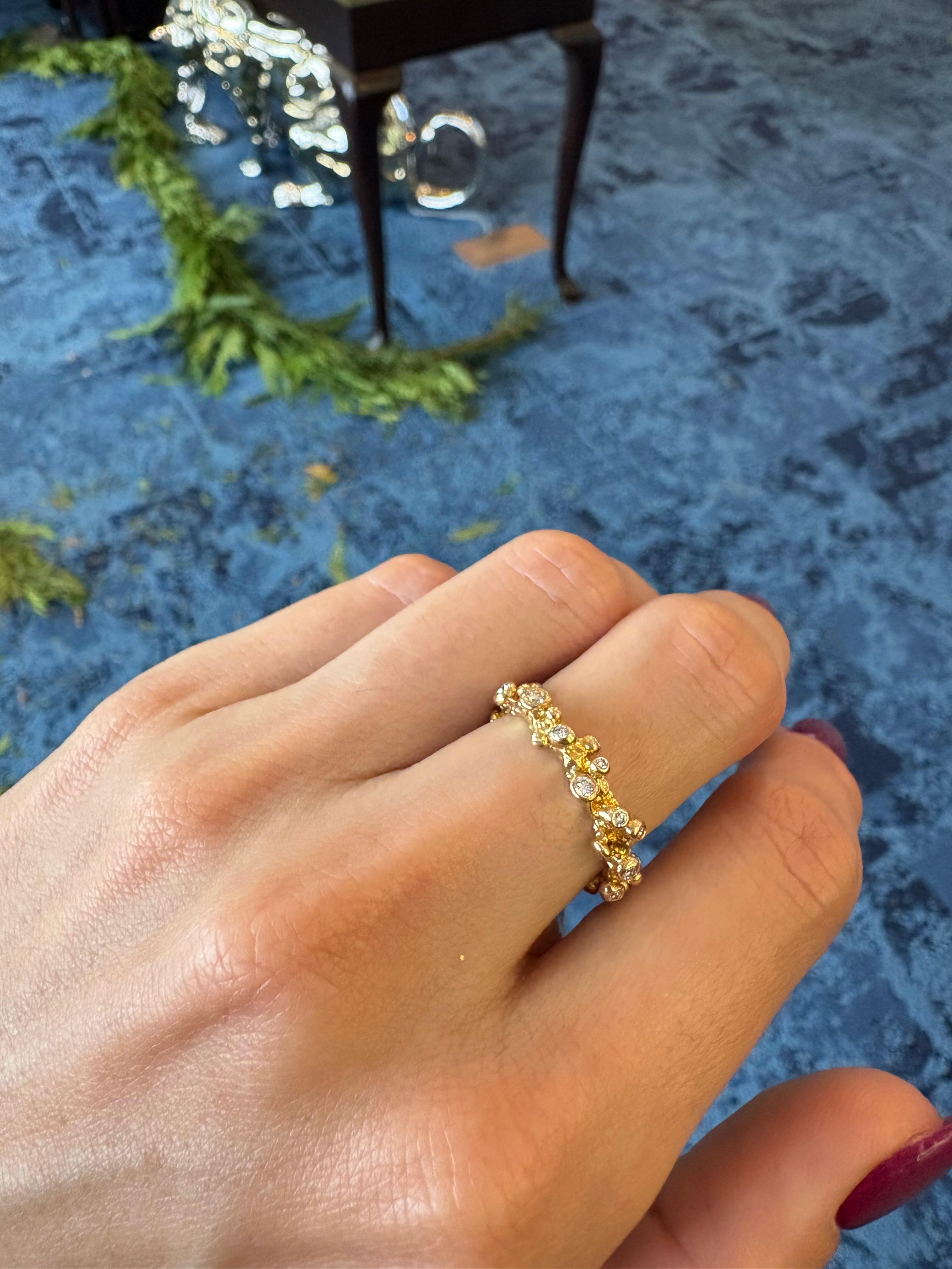 Taglio brillante 18K Yellow Gold Round Brilliant Cut Diamond Cluster Ring. Size 6.5 in vendita