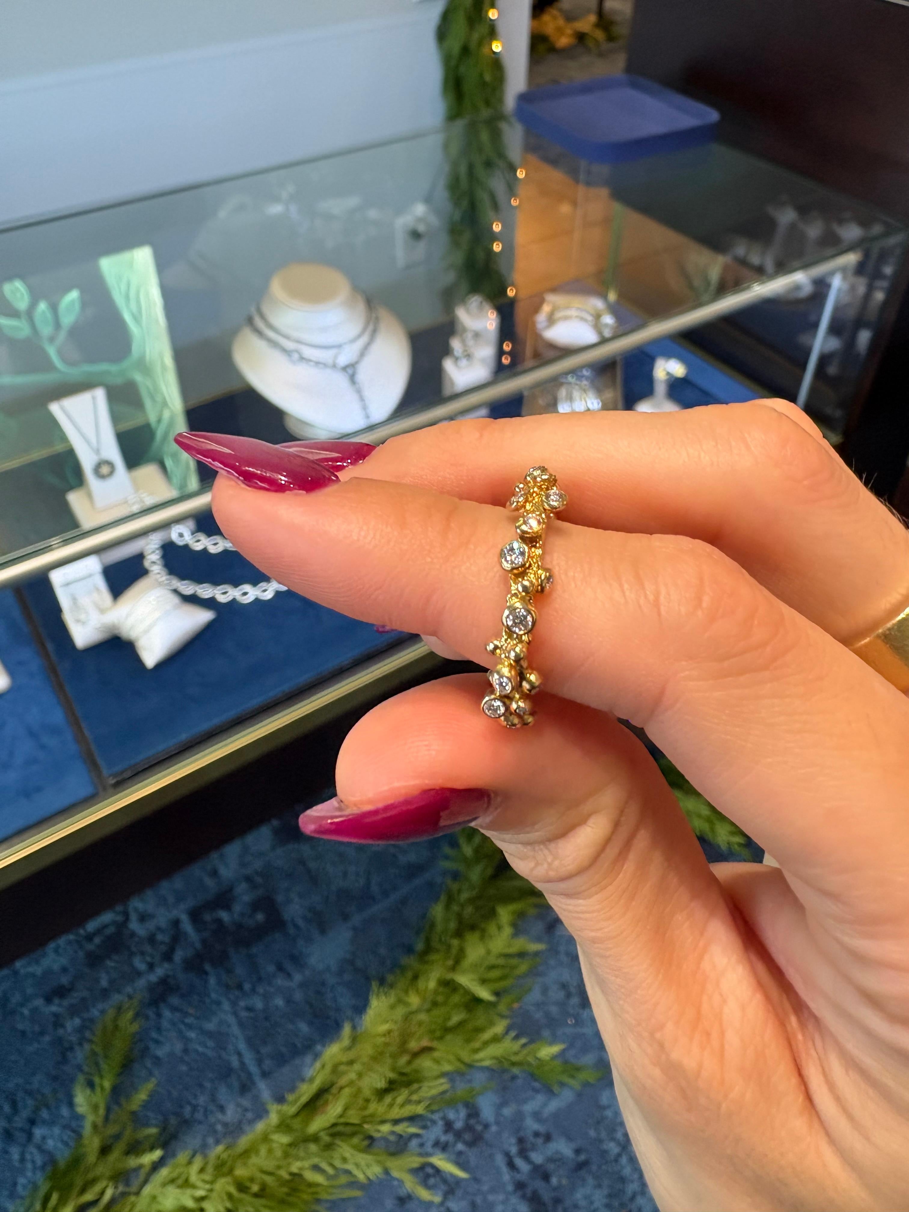 18K Yellow Gold Round Brilliant Cut Diamond Cluster Ring. Size 6.5 In condizioni Nuovo in vendita a Virginia Beach, VA