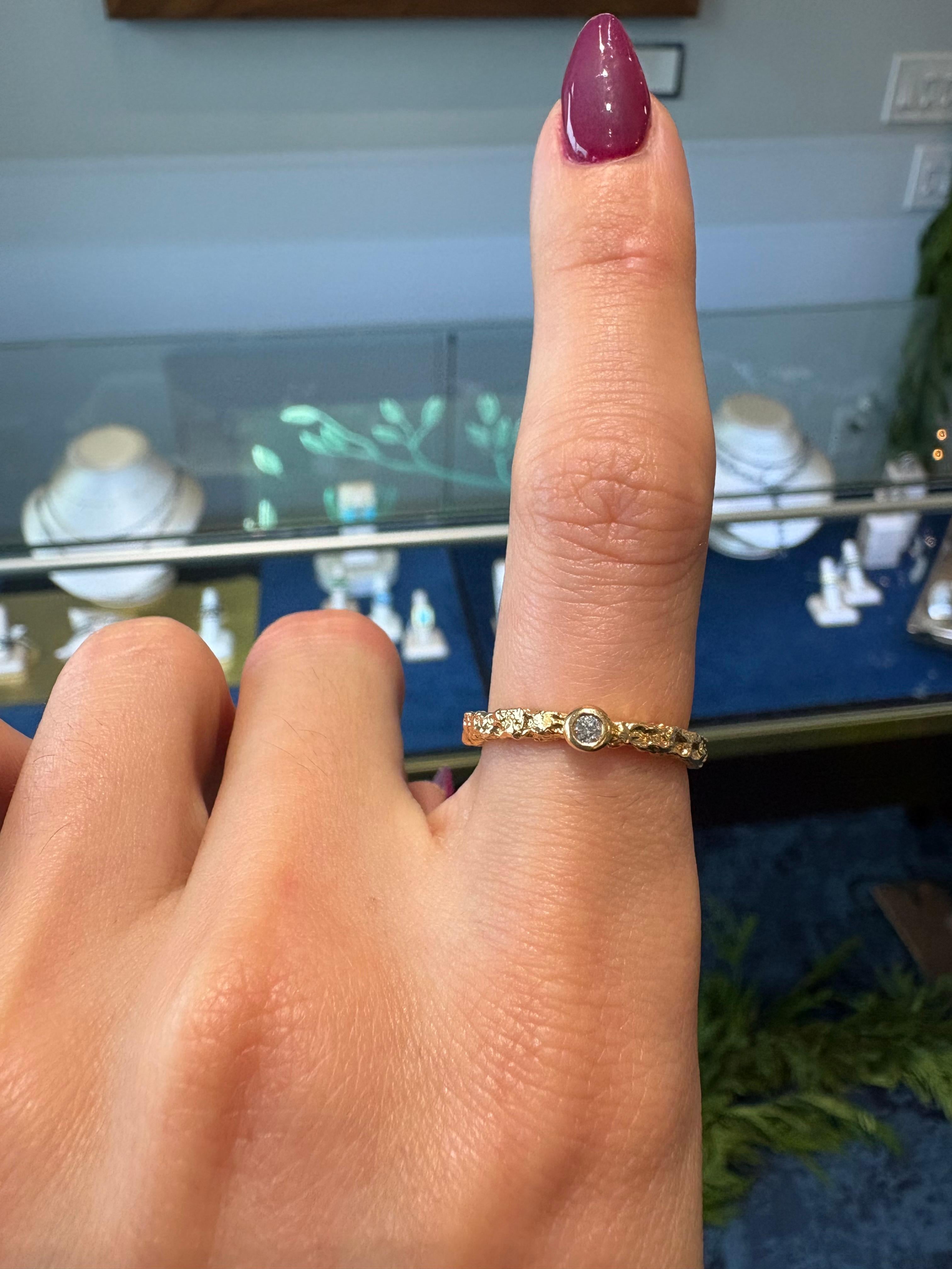 Lassen Sie sich von der raffinierten Anziehungskraft dieses außergewöhnlichen Rings verzaubern, der sorgfältig aus leuchtendem 18-karätigem Gelbgold gefertigt ist und dessen Herzstück ein Diamant im Brillantschliff von 0,04 Karat ist. Die Eleganz