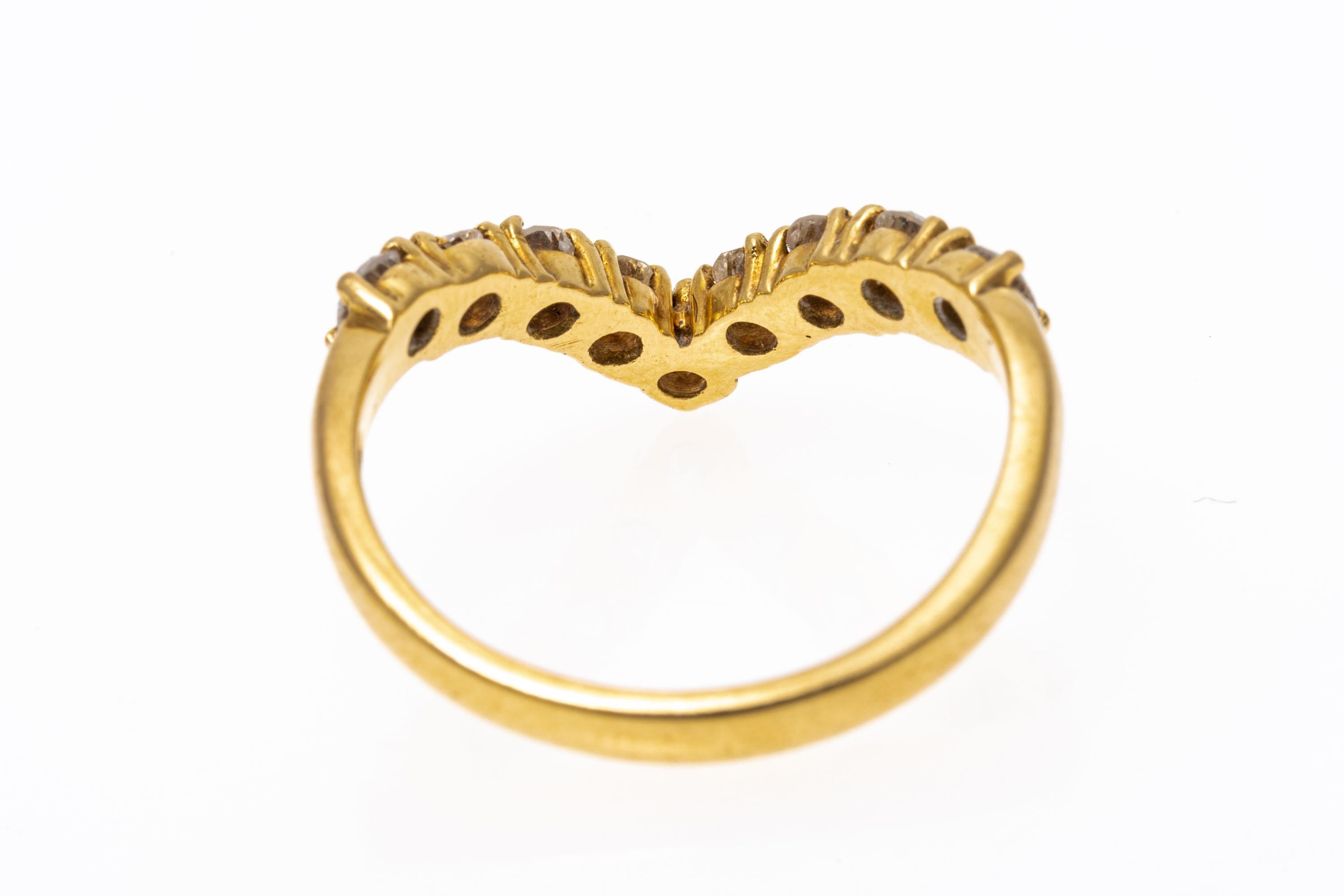 Taille ronde Bague à anneau « v » en or jaune 18 carats avec diamants ronds brillants