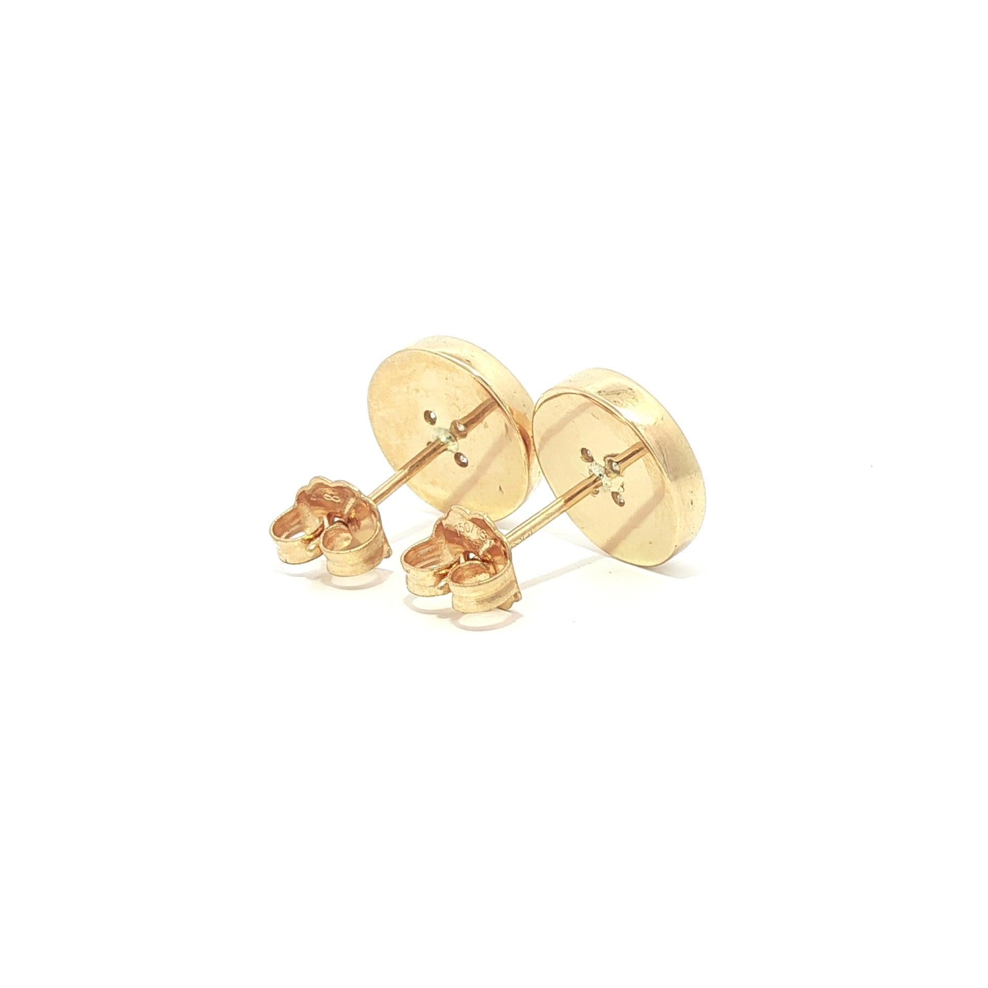 Boucles d'oreilles boutons en or jaune 18k avec diamants ronds et polis Excellent état - En vente à Montclair, NJ