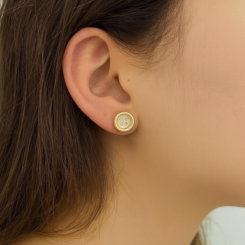 Boucles d'oreilles boutons en or jaune 18k avec diamants ronds et polis en vente 3