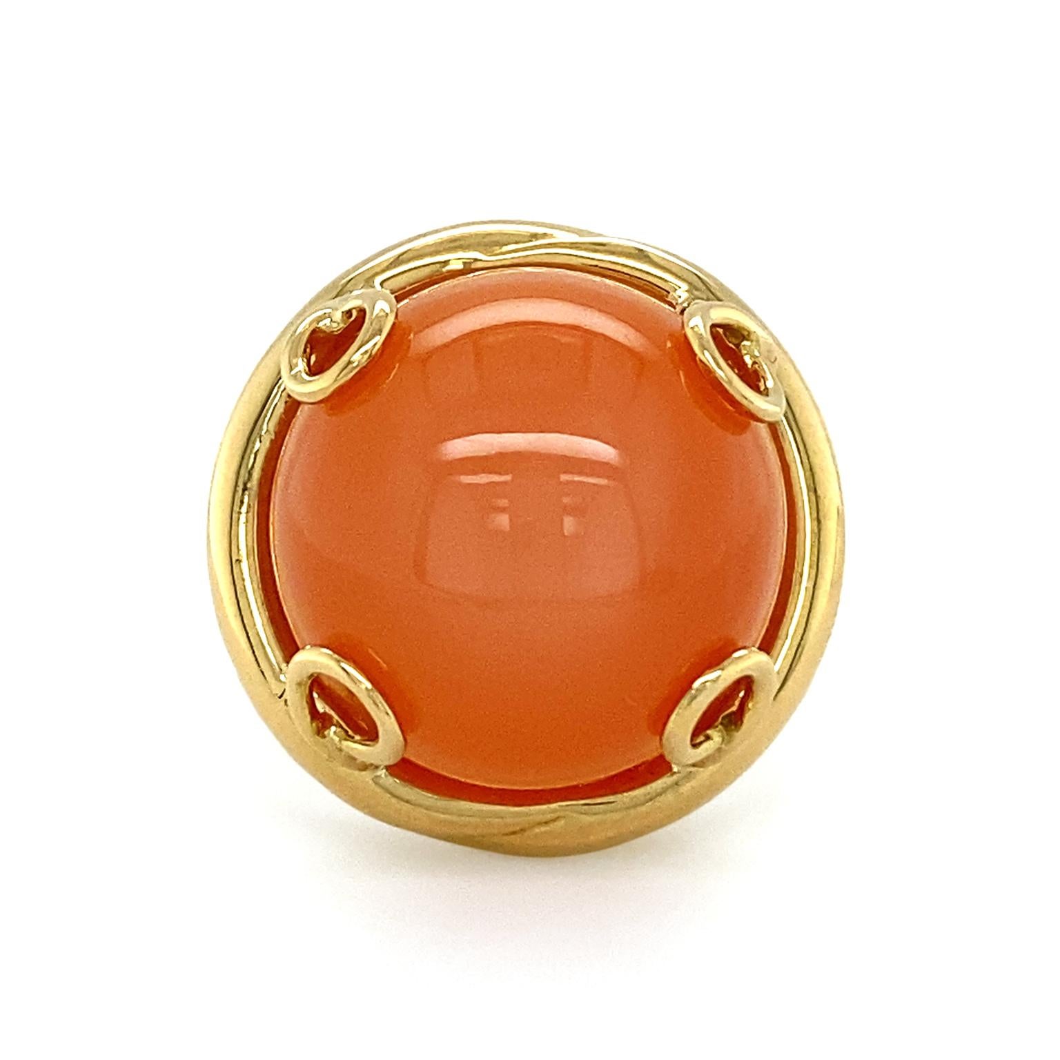 18K Yellow Gold Round Cabochon Orange Moonstone Overlap Ring In New Condition For Sale In New York, NY