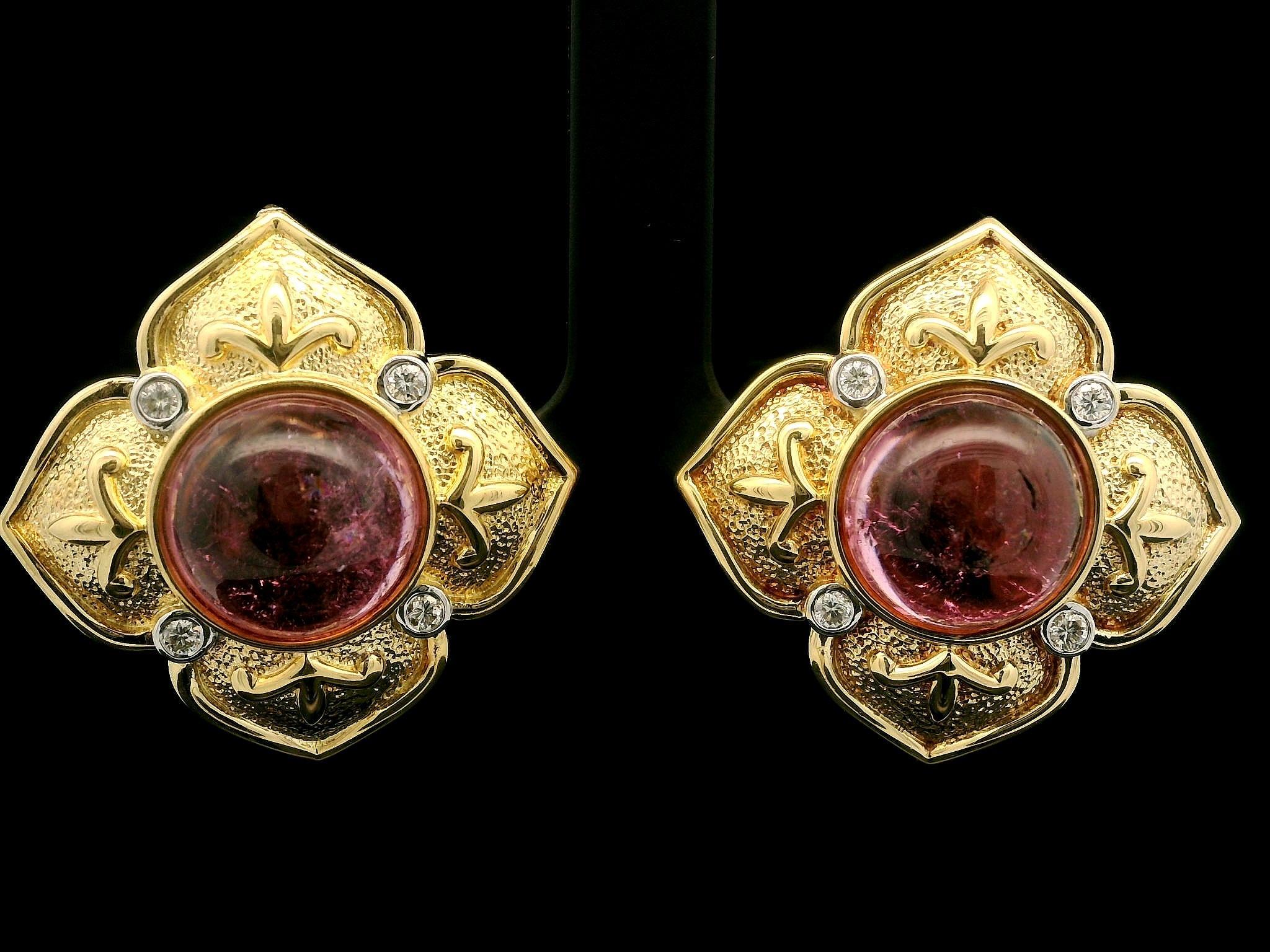 Cabochon Orecchini Omega a fiore in oro giallo 18k con tormalina rosa cabochon e diamanti in vendita