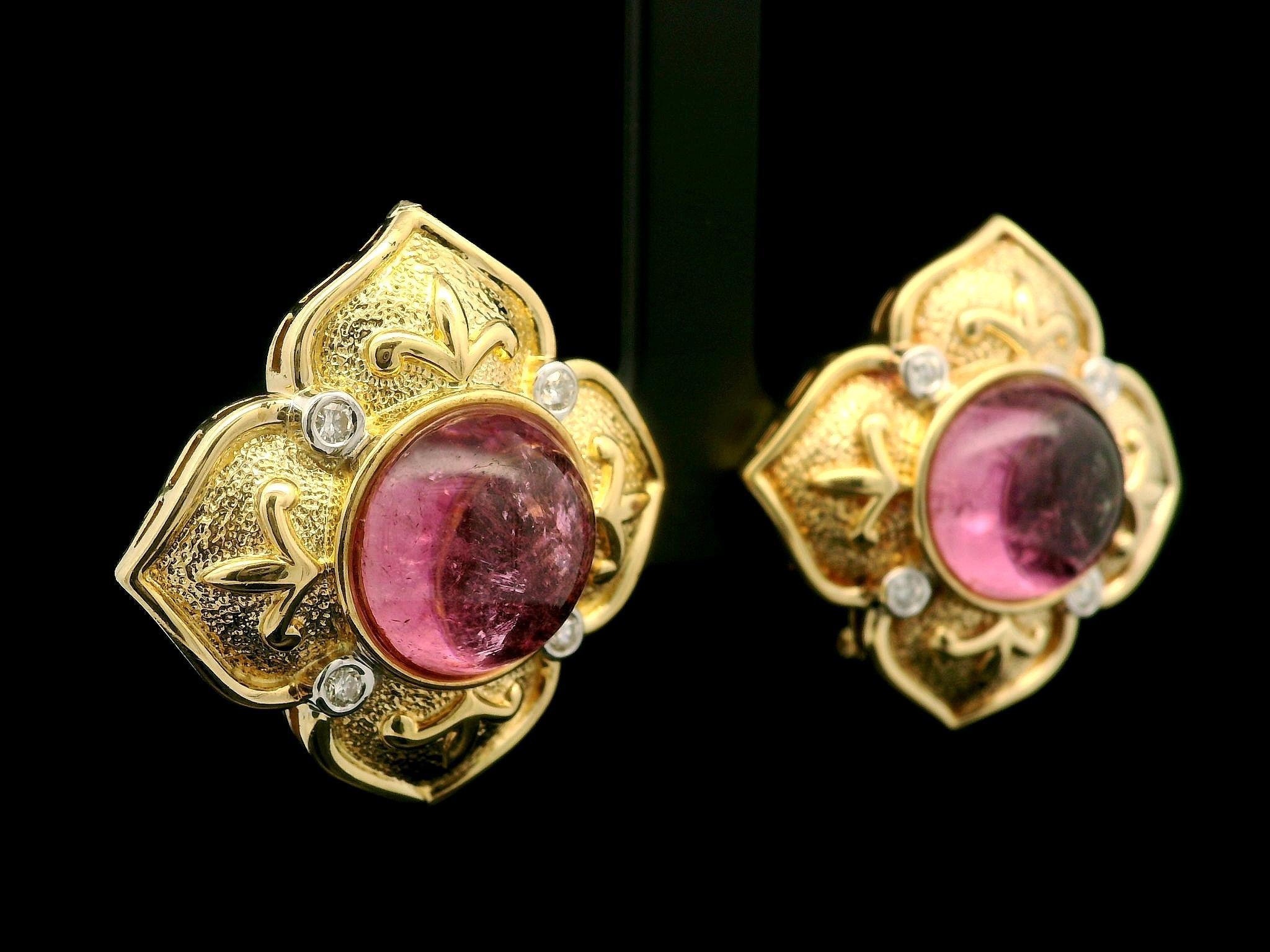 Orecchini Omega a fiore in oro giallo 18k con tormalina rosa cabochon e diamanti In condizioni buone in vendita a Montclair, NJ