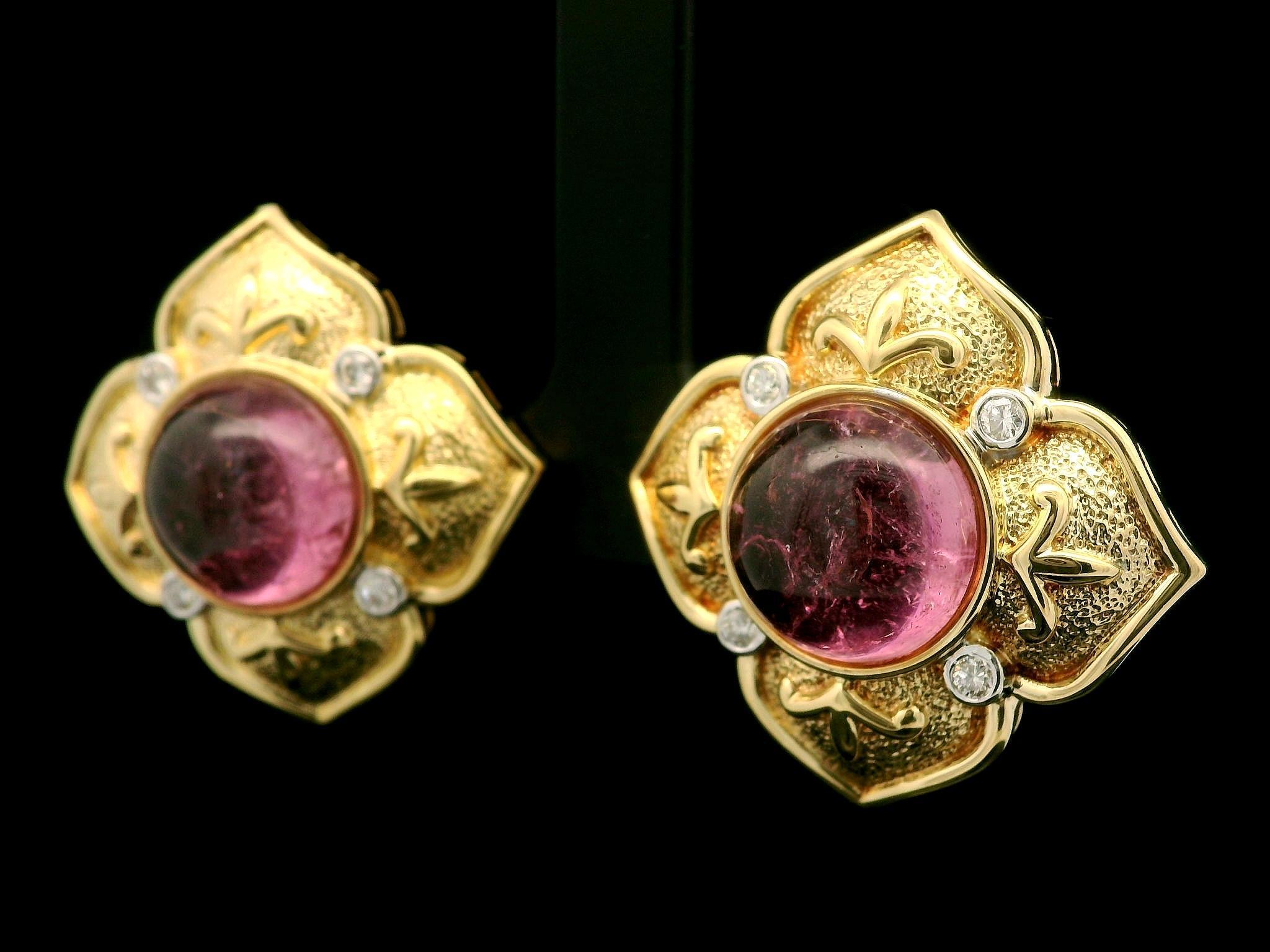 Donna Orecchini Omega a fiore in oro giallo 18k con tormalina rosa cabochon e diamanti in vendita