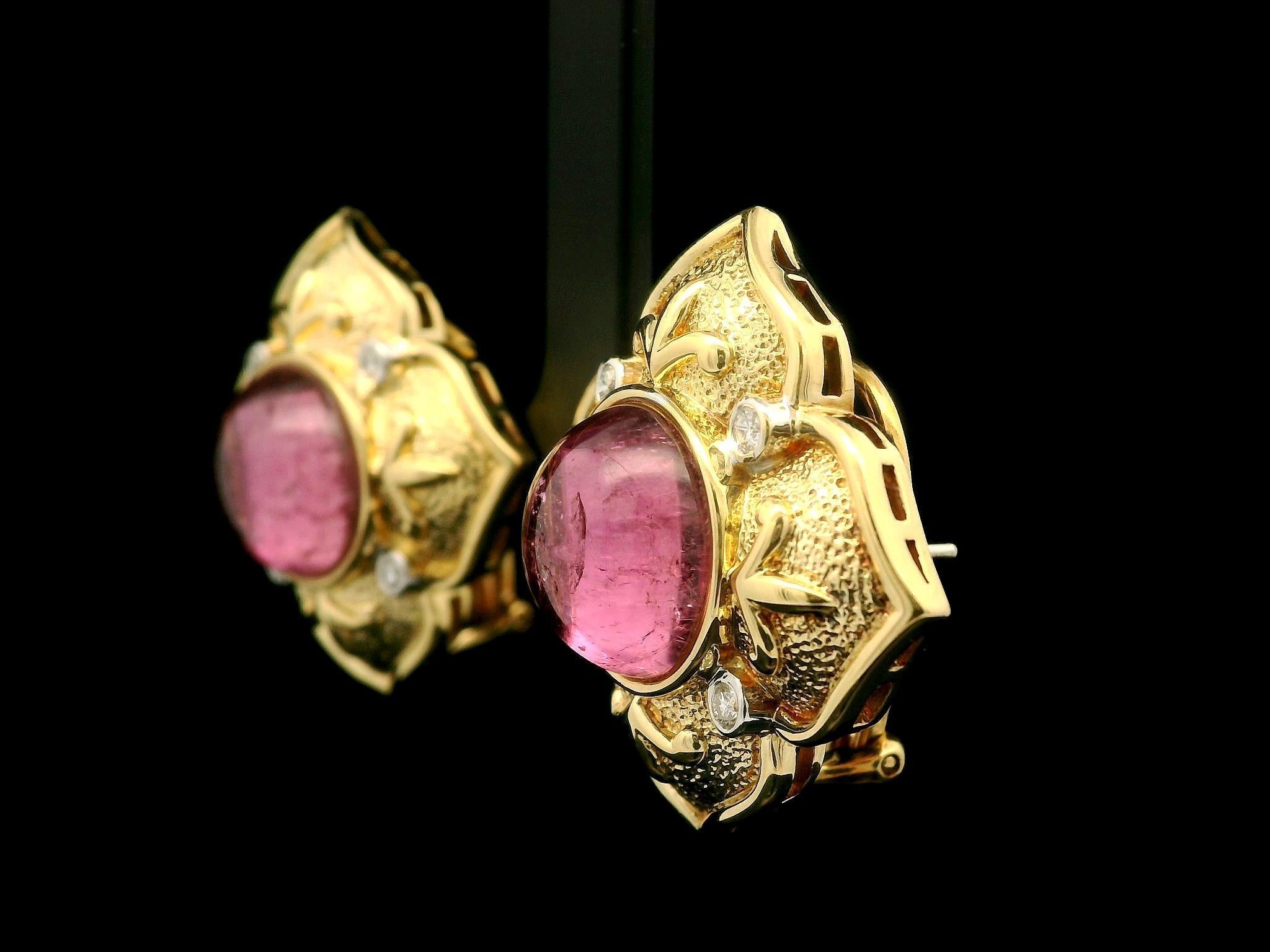 Orecchini Omega a fiore in oro giallo 18k con tormalina rosa cabochon e diamanti in vendita 1