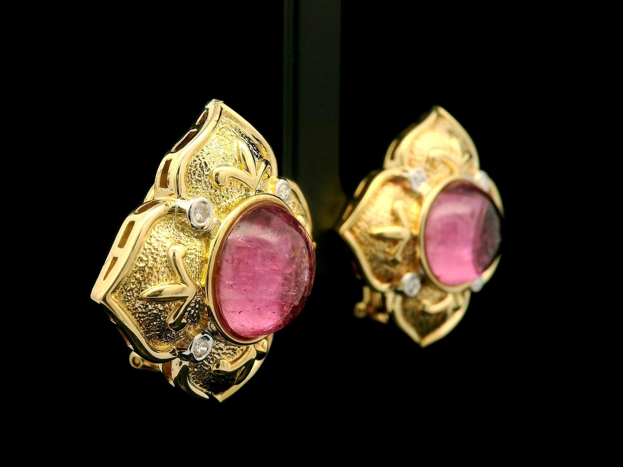 Orecchini Omega a fiore in oro giallo 18k con tormalina rosa cabochon e diamanti in vendita 2