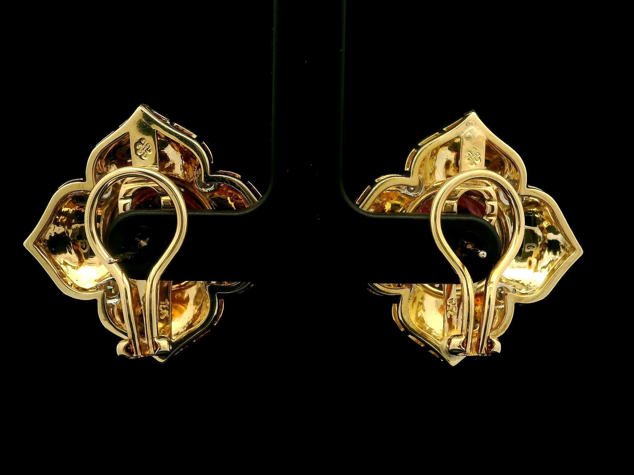 Orecchini Omega a fiore in oro giallo 18k con tormalina rosa cabochon e diamanti in vendita 3