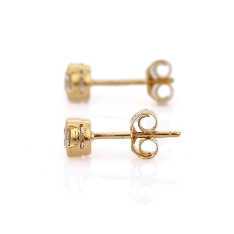 18K Yellow Gold Round Cut Diamond Stud Earrings In New Condition For Sale In Houston, TX