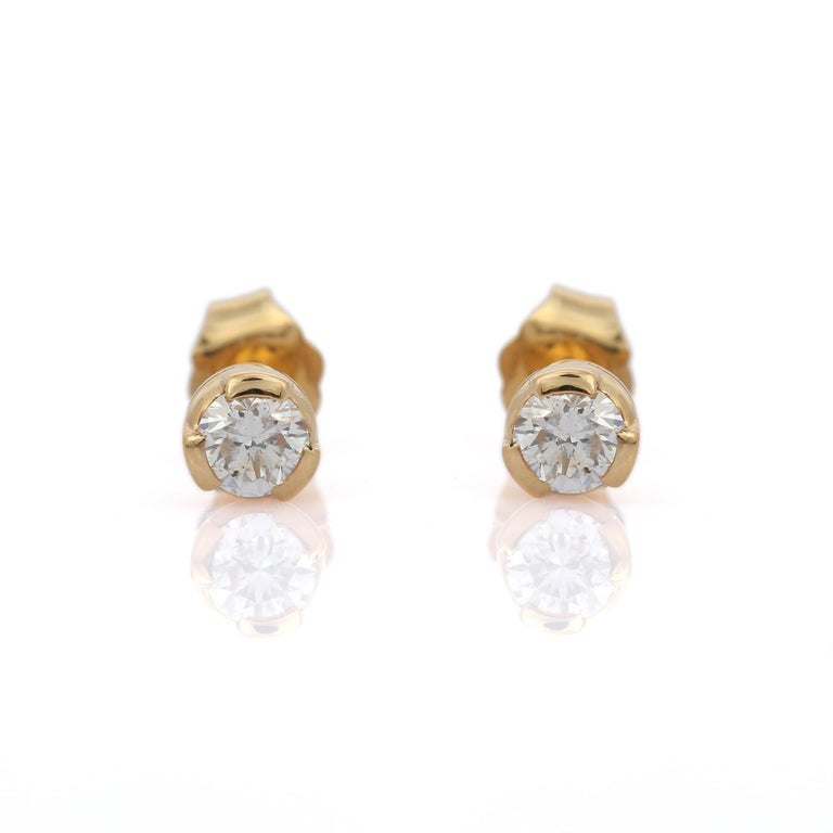 Women's 18K Yellow Gold Round Cut Diamond Stud Earrings For Sale