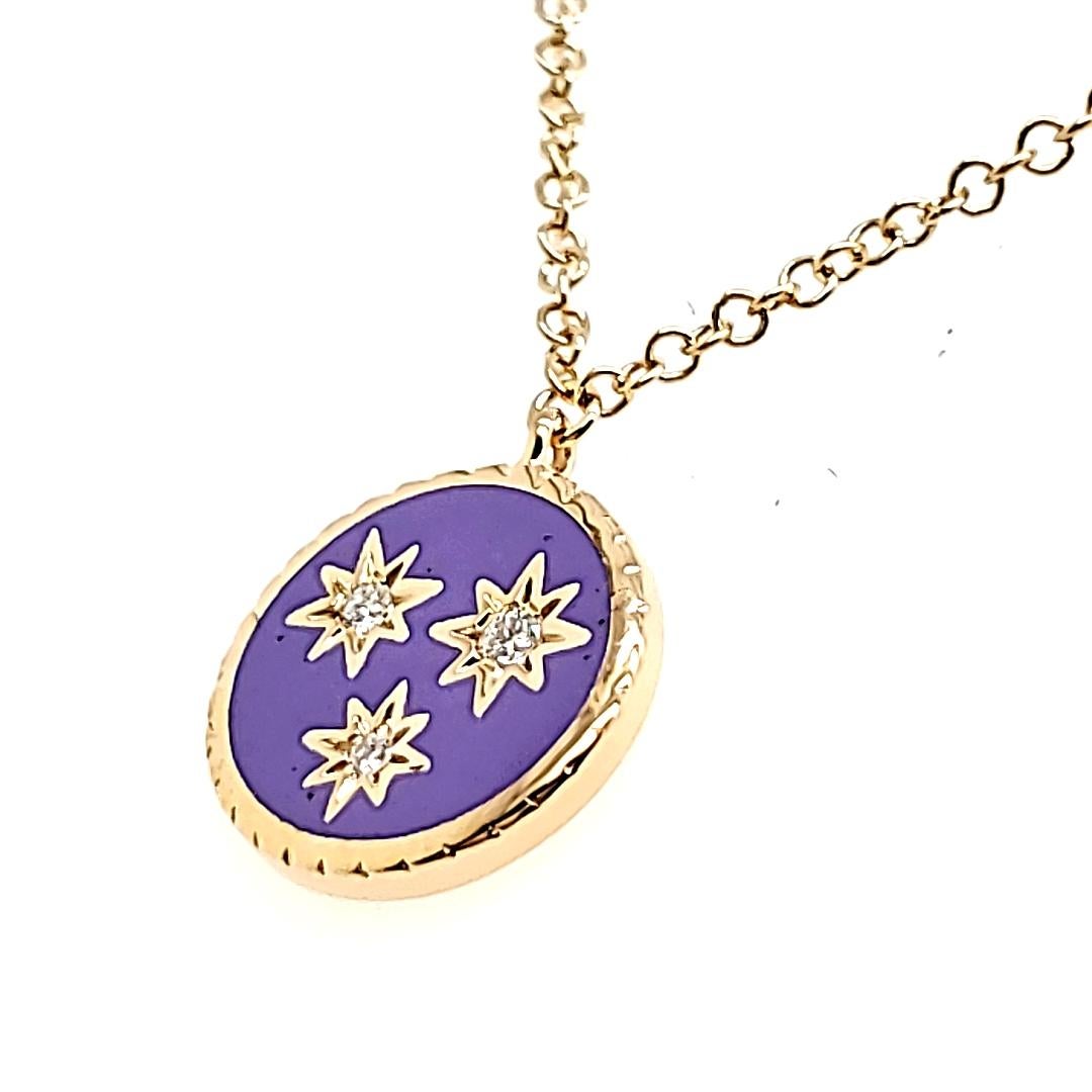 
Con tre radiosi diamanti rotondi del Sudafrica, ognuno dei quali brilla per 0,02 carati, questa collana è come una costellazione di stelle che adorna il tuo décolleté. 

Realizzato in oro giallo 18 carati con un peso di 2,49 grammi e abbinato a una