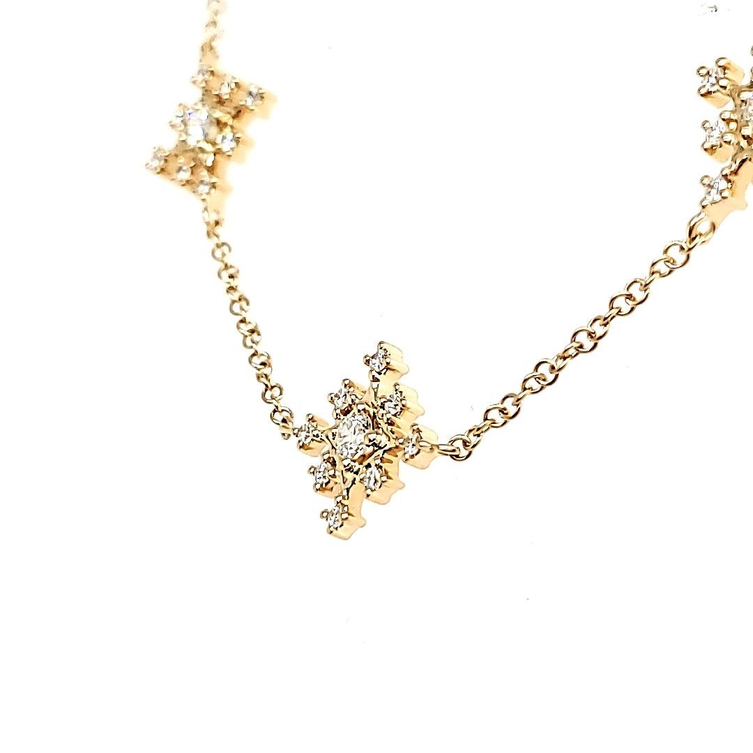 Ce bracelet respire l'opulence et le charme à chaque éclat et à chaque scintillement.

27 diamants ronds du Brésil totalisant 0,28 carats, sertis de manière complexe dans de l'or jaune 18 carats, pesant 2,53 grammes.

Chaque diamant de ce bracelet