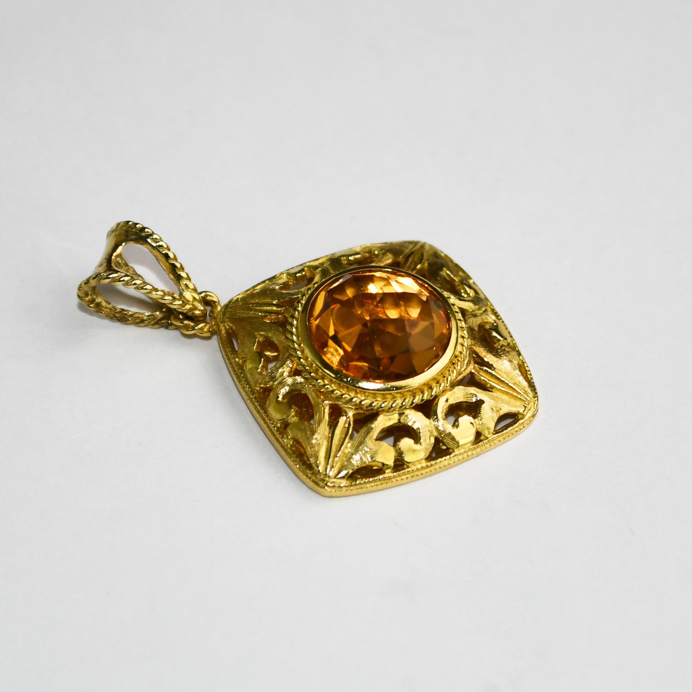 Pendentif en or jaune 18 carats avec citrine taille ronde fantaisie Excellent état - En vente à Laguna Beach, CA