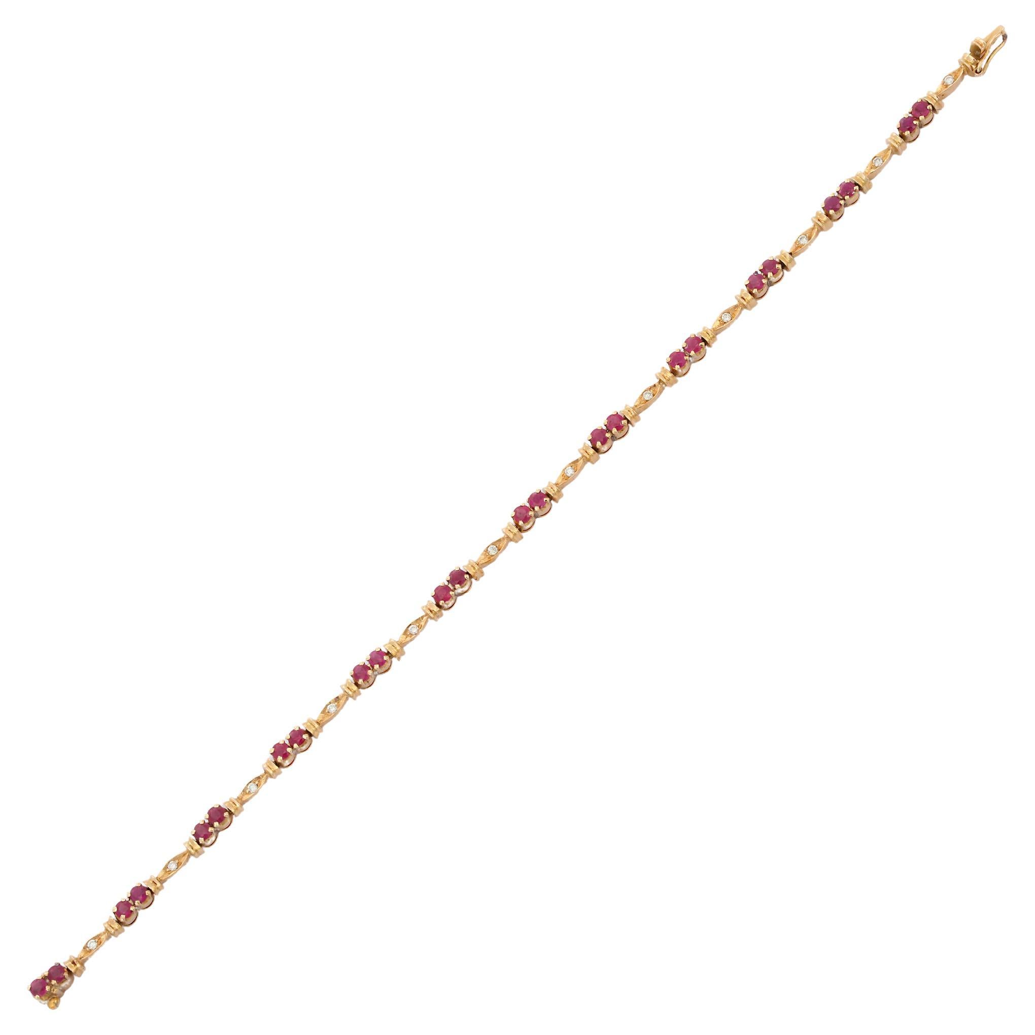 Ce bracelet rubis rond-diamant en or 18 carats met en valeur 4,25 carats de rubis naturel à l'éclat infini et 0,18 carats de diamant. Il mesure 8 pouces de long. 
Le rubis améliore la force mentale.
Conçue avec des rubis de taille ronde et des