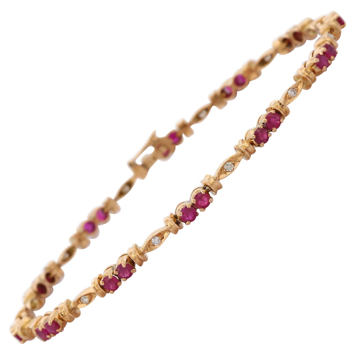Bracelet en or jaune 18 carats avec rubis rond et diamants Neuf - En vente à New York, NY