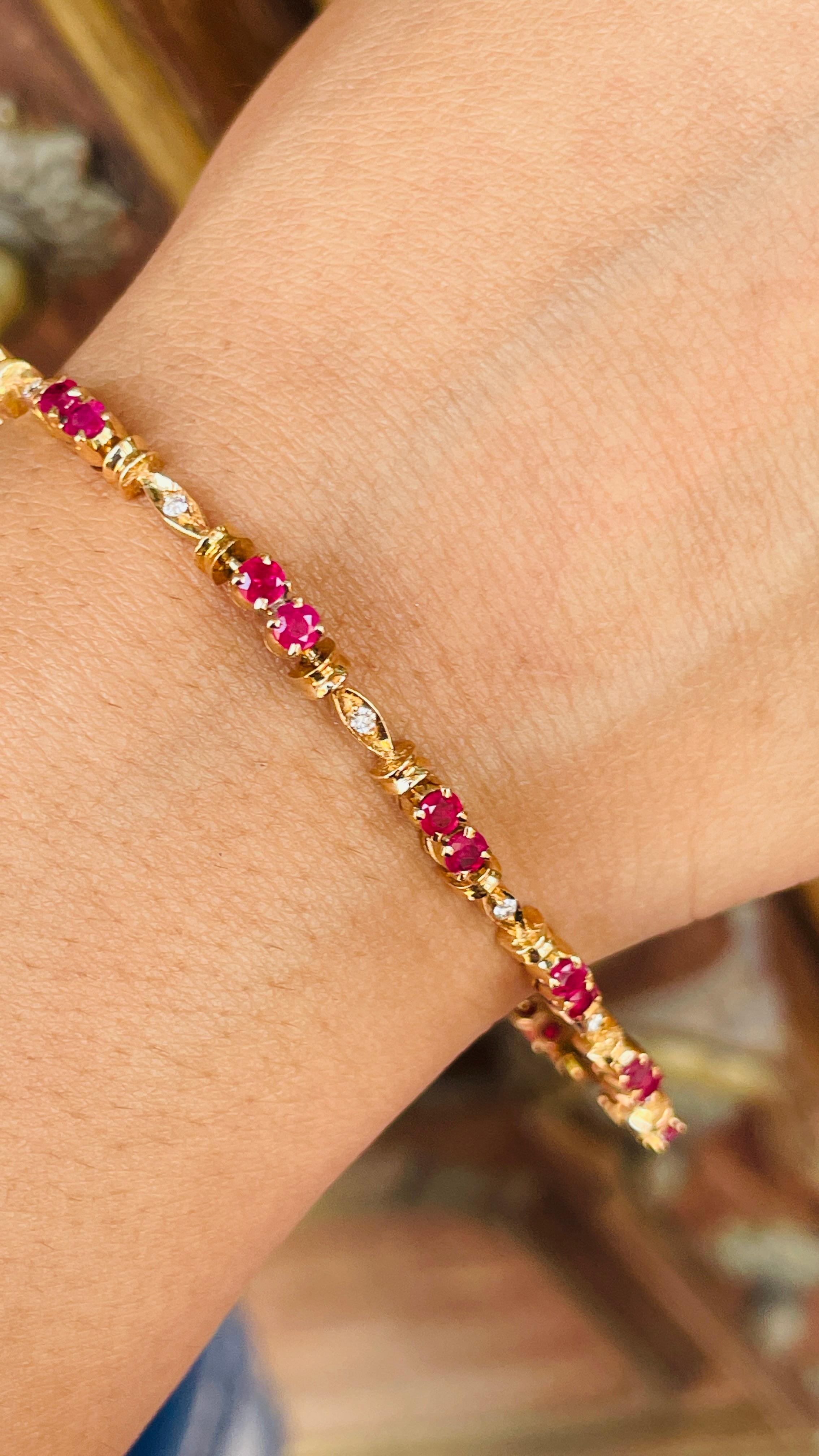 Bracelet en or jaune 18 carats avec rubis rond et diamants en vente 2