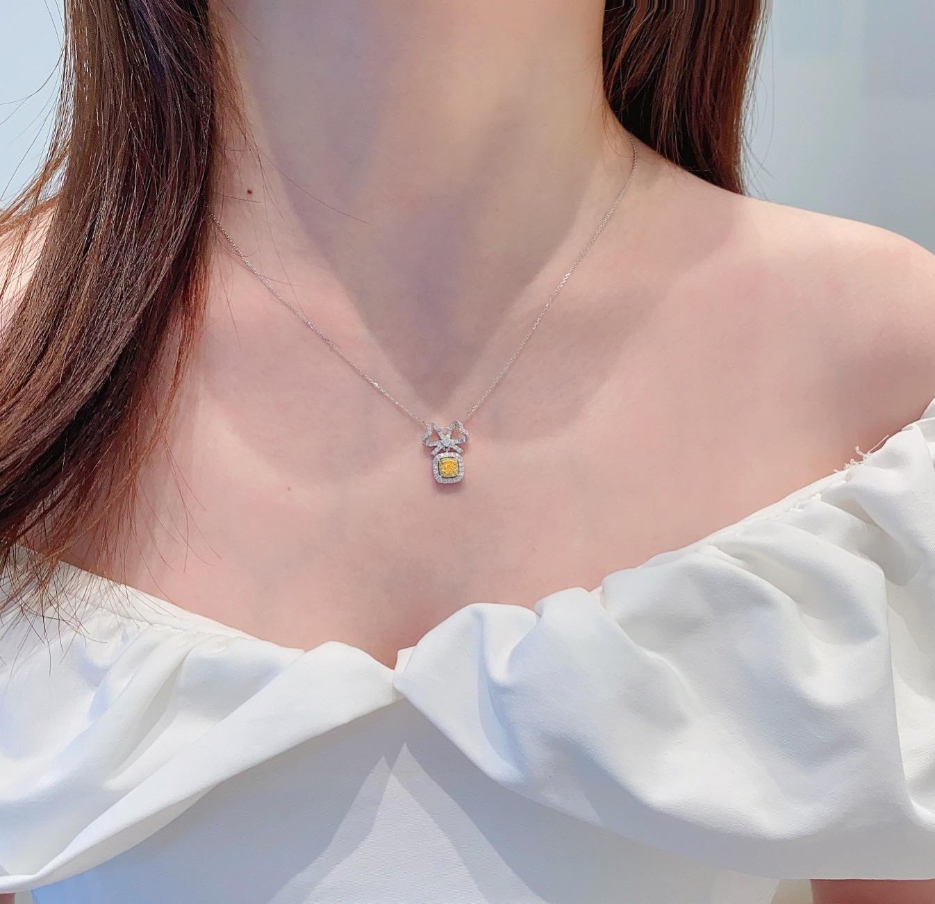Modern 18K Yellow Gold Royal Bow Necklace with Cushion-Cut Natural Diamonds For Sale
