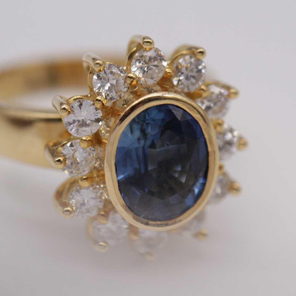 Brilliant Cut 18K Yellow Gold Royal-Inspired Cluster Ring with Sapphire and Diamonds For Sale