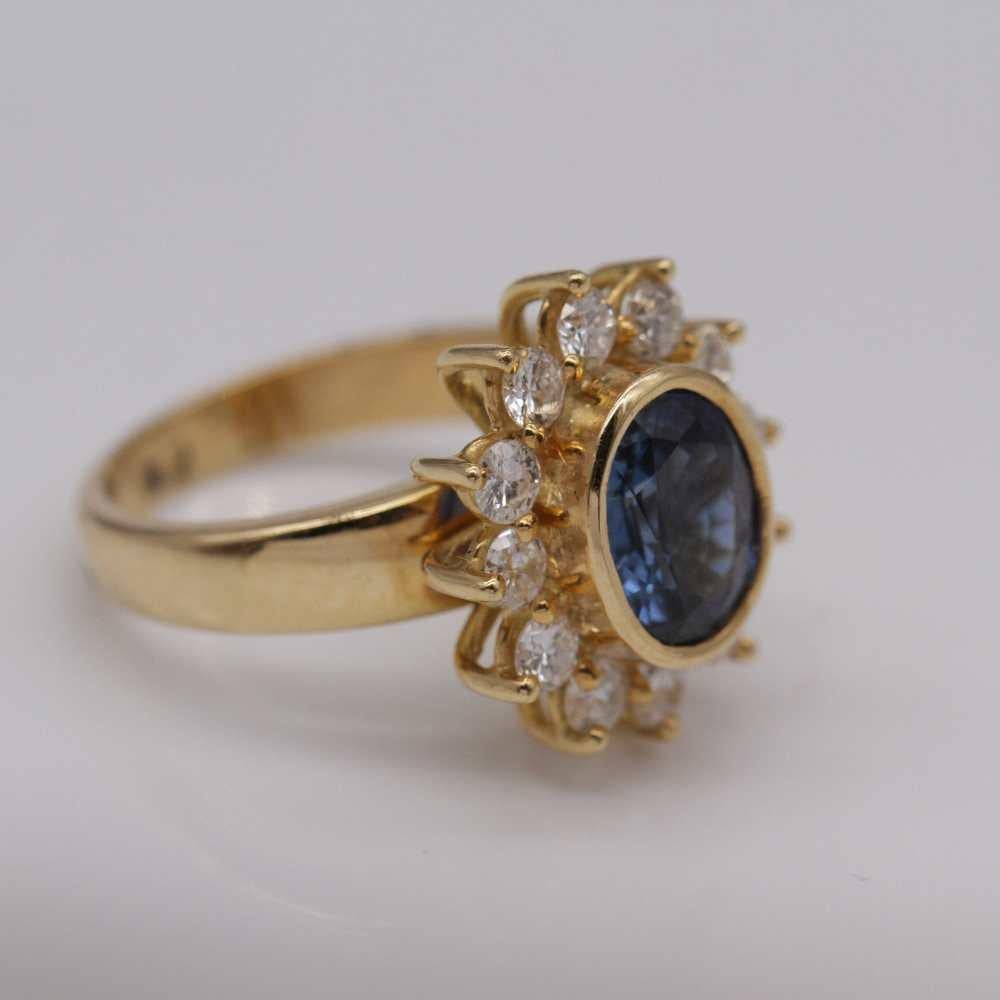 18K Yellow Gold Royal-Inspired Cluster Ring with Sapphire and Diamonds For Sale 1