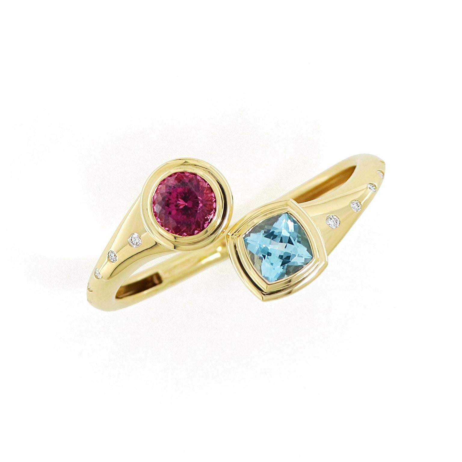 Round Cut 18K Yellow Gold Rubellite and Blue Topaz Bangle Bracelet For Sale