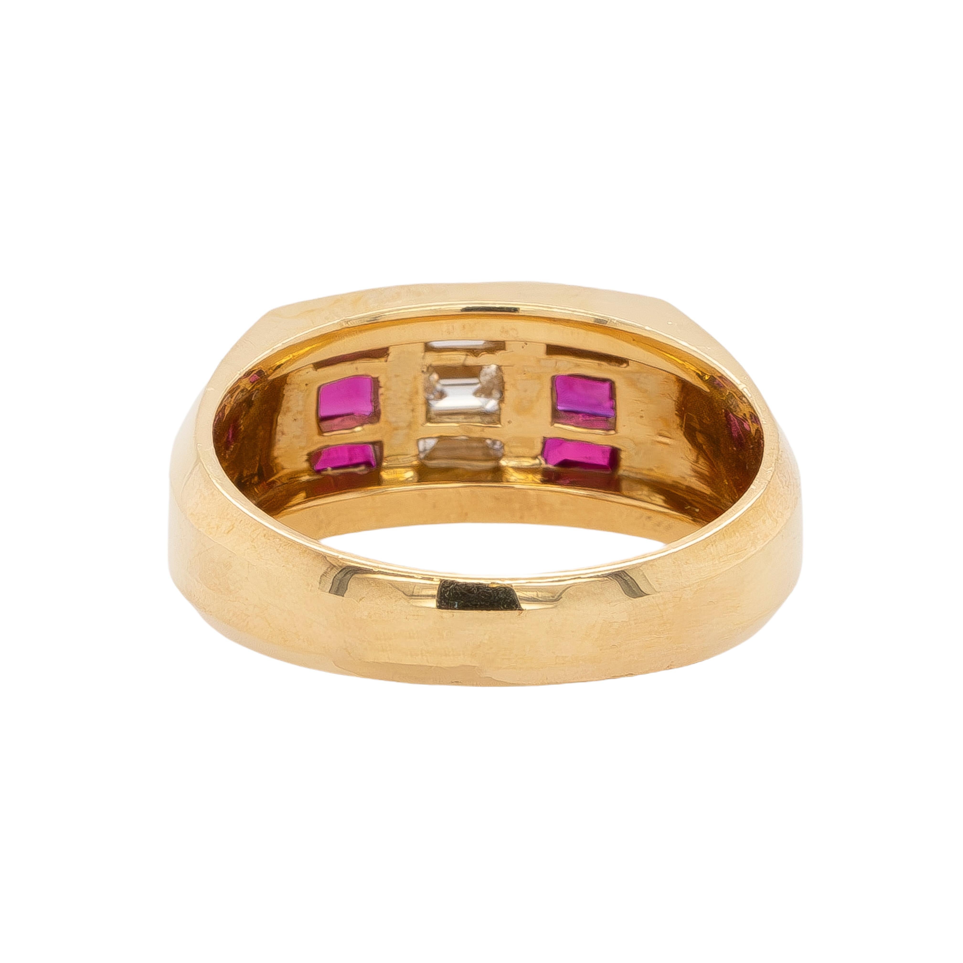 18k Yellow Gold Ruby and Baguette Diamond Ring In Excellent Condition For Sale In Boca Raton, FL