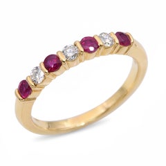 Anello a mezza fascia con rubino e diamante in oro giallo 18k