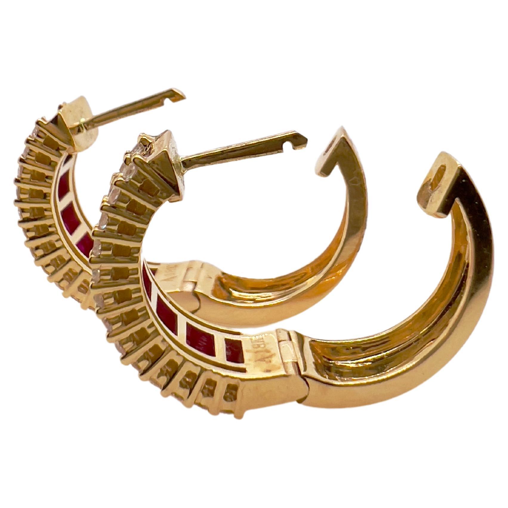 Diese wunderschönen Smaragd-Ohrringe sind in 18 Karat Gelbgold gefasst und an den Schultern mit runden Brillanten besetzt.  Der leuchtende Smaragd hebt sich vom Gelbgold ab und ist perfekt für den eleganten Freizeitlook!


Stein: Rubin 1,74 Karat,