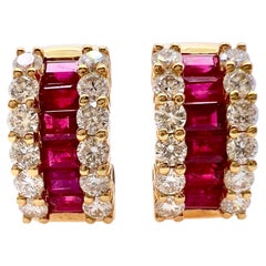 Boucles d'oreilles Huggie en or jaune 18k avec rubis et diamants