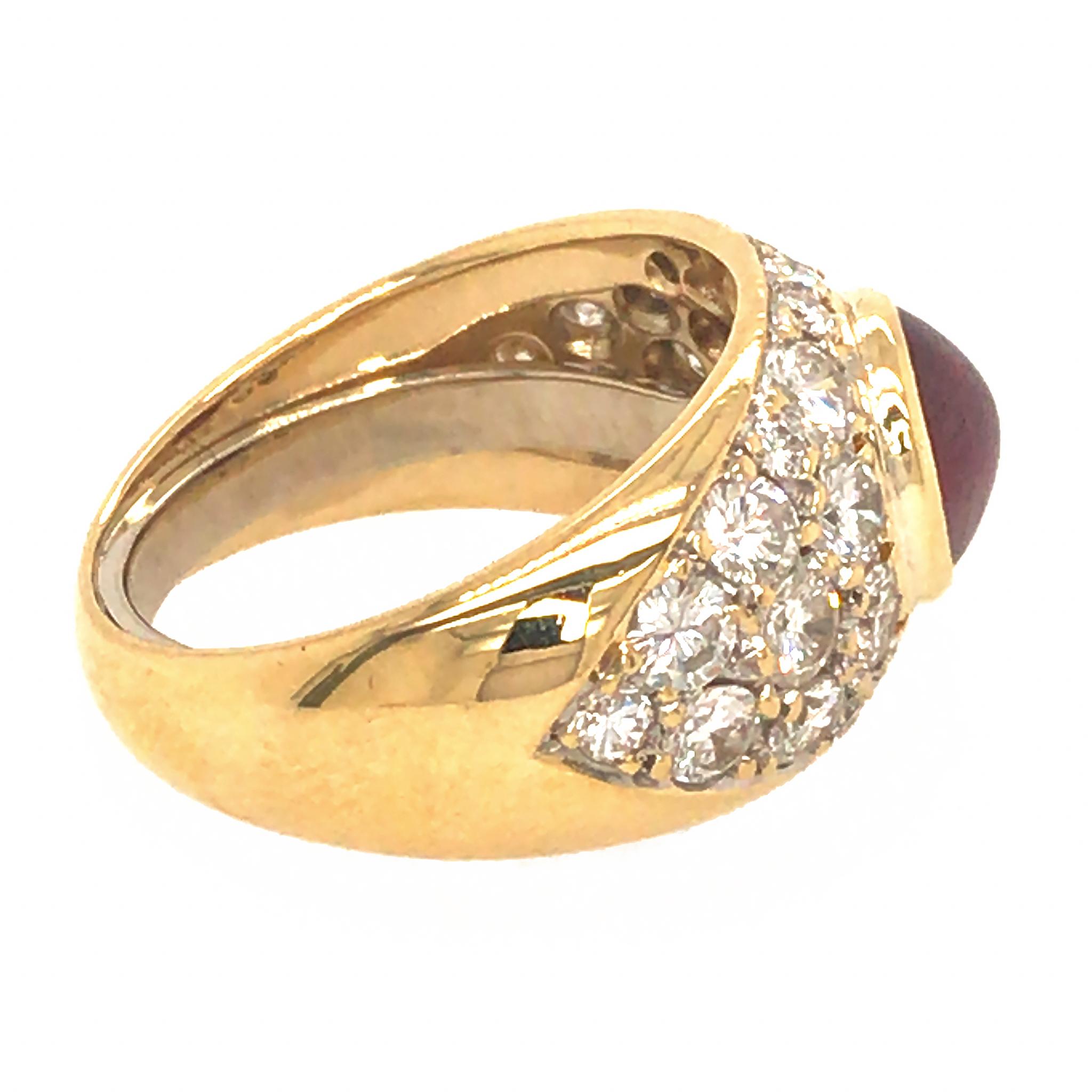 Bague en or jaune 18 carats avec pavé de rubis et diamants Excellent état - En vente à New York, NY