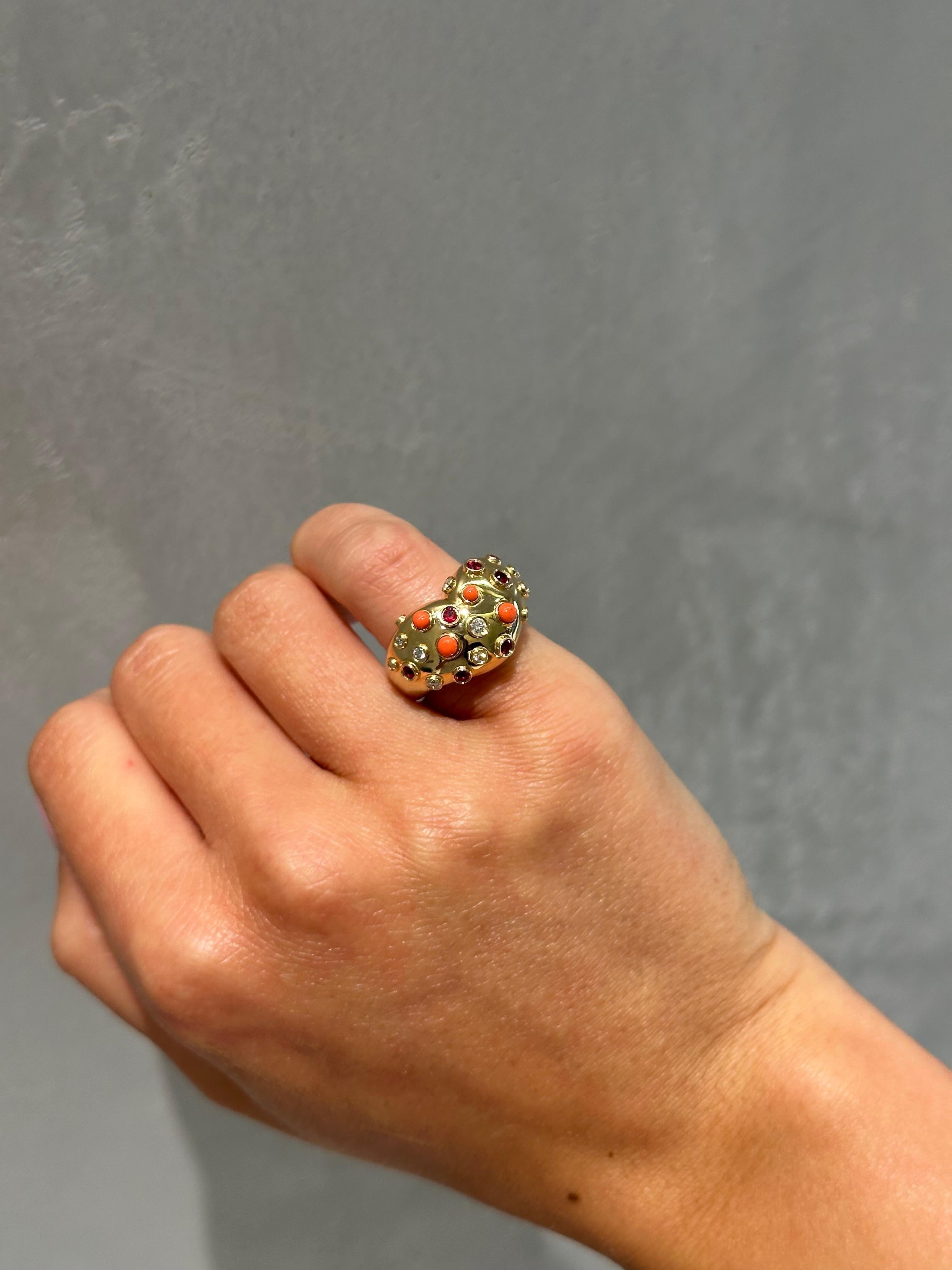 Bague Pinky en or jaune 18K avec rubis et diamants Neuf - En vente à New York, NY