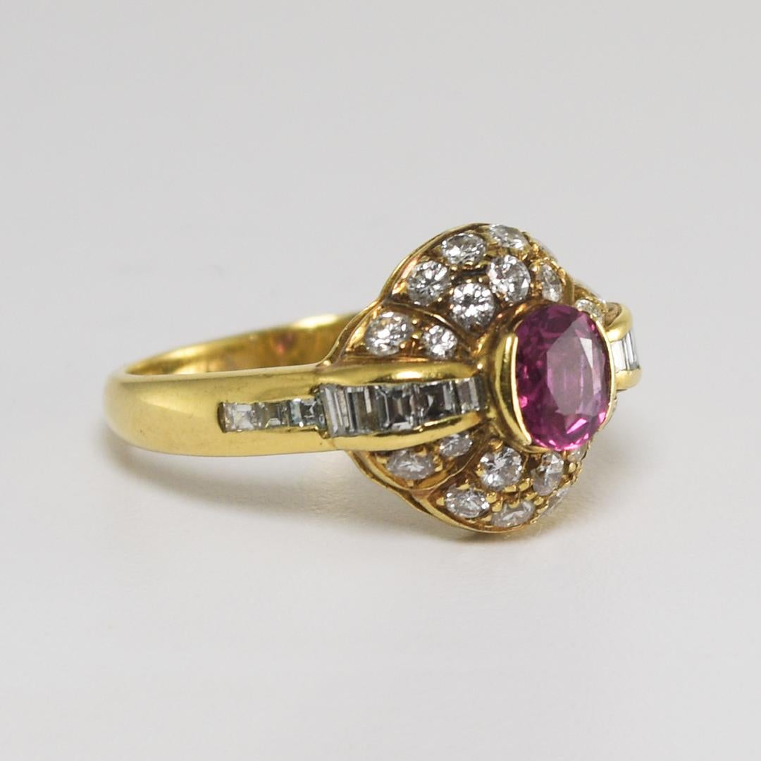 Cette magnifique bague en or jaune 18 carats de style grappe pèse 5,50 grammes.
Il contient en son centre un rubis naturel de forme ovale de 5,5 x 5 mm monté dans une monture à chaton, d'un poids en carats d'environ 0,50.
Ce rubis est entouré de