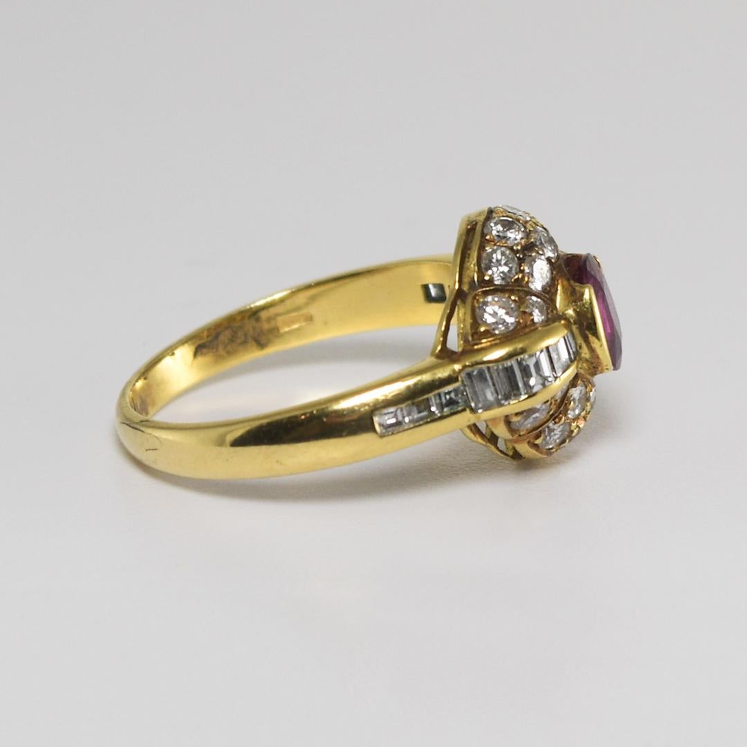 Taille ovale Bague en or jaune 18 carats, rubis et diamant en vente