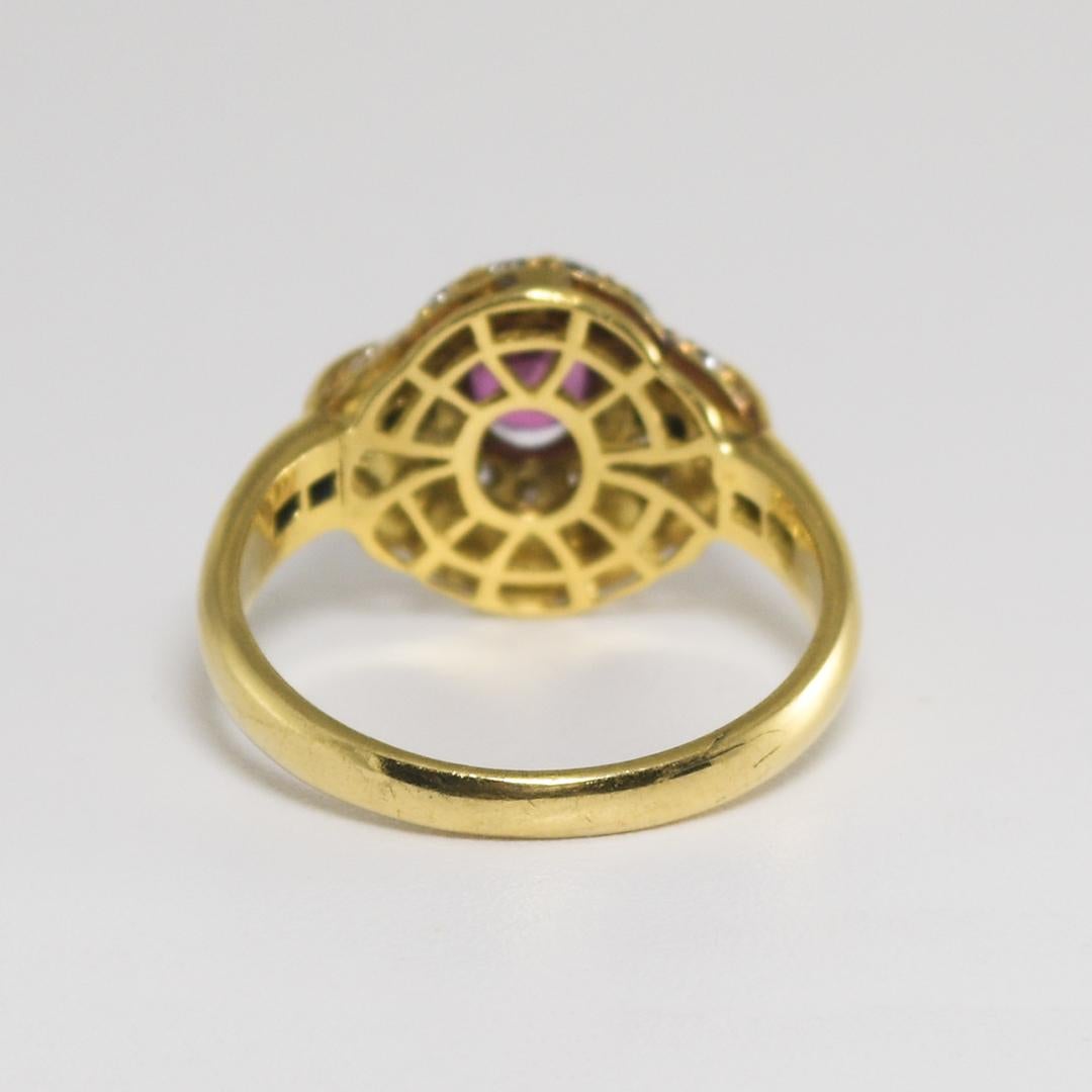 Bague en or jaune 18 carats, rubis et diamant Excellent état - En vente à Laguna Beach, CA