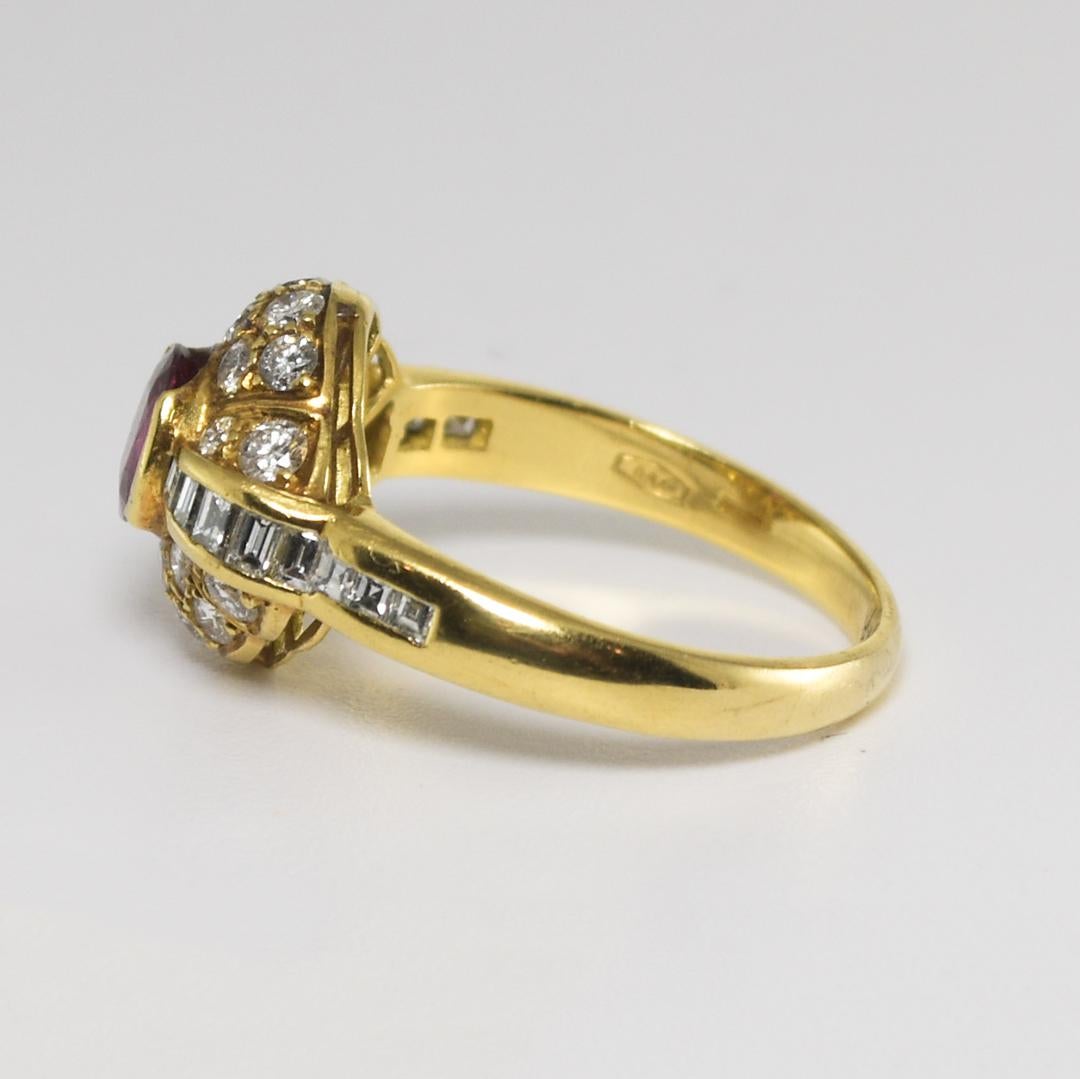 Bague en or jaune 18 carats, rubis et diamant Unisexe en vente