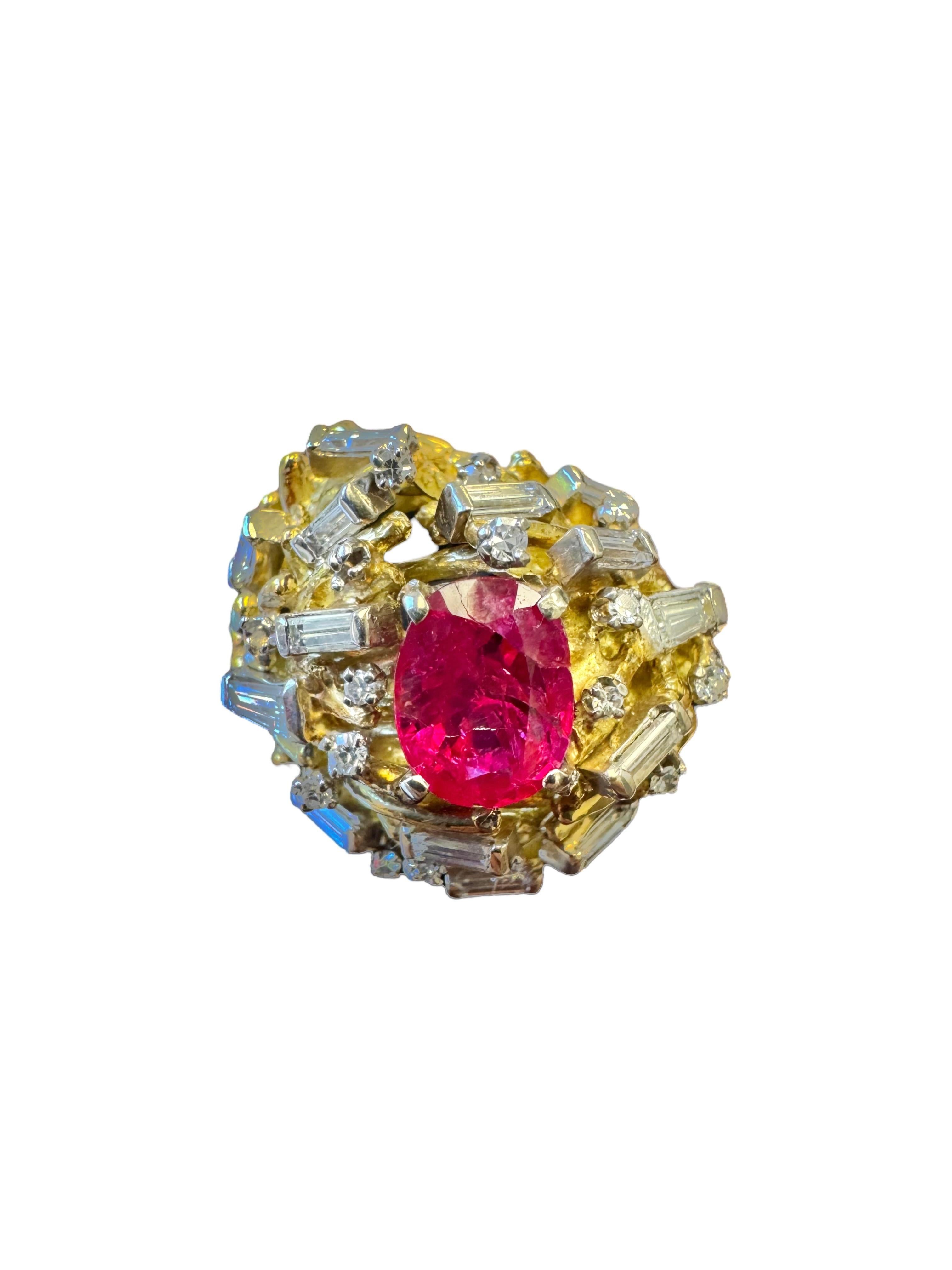 Un audaz y escultural anillo de cóctel de mediados de siglo, hecho a mano en rico oro amarillo de 18 quilates, con un vibrante rubí de talla ovalada de aproximadamente 1,84 quilates. Este rubí intensamente saturado está encajado en un espectacular