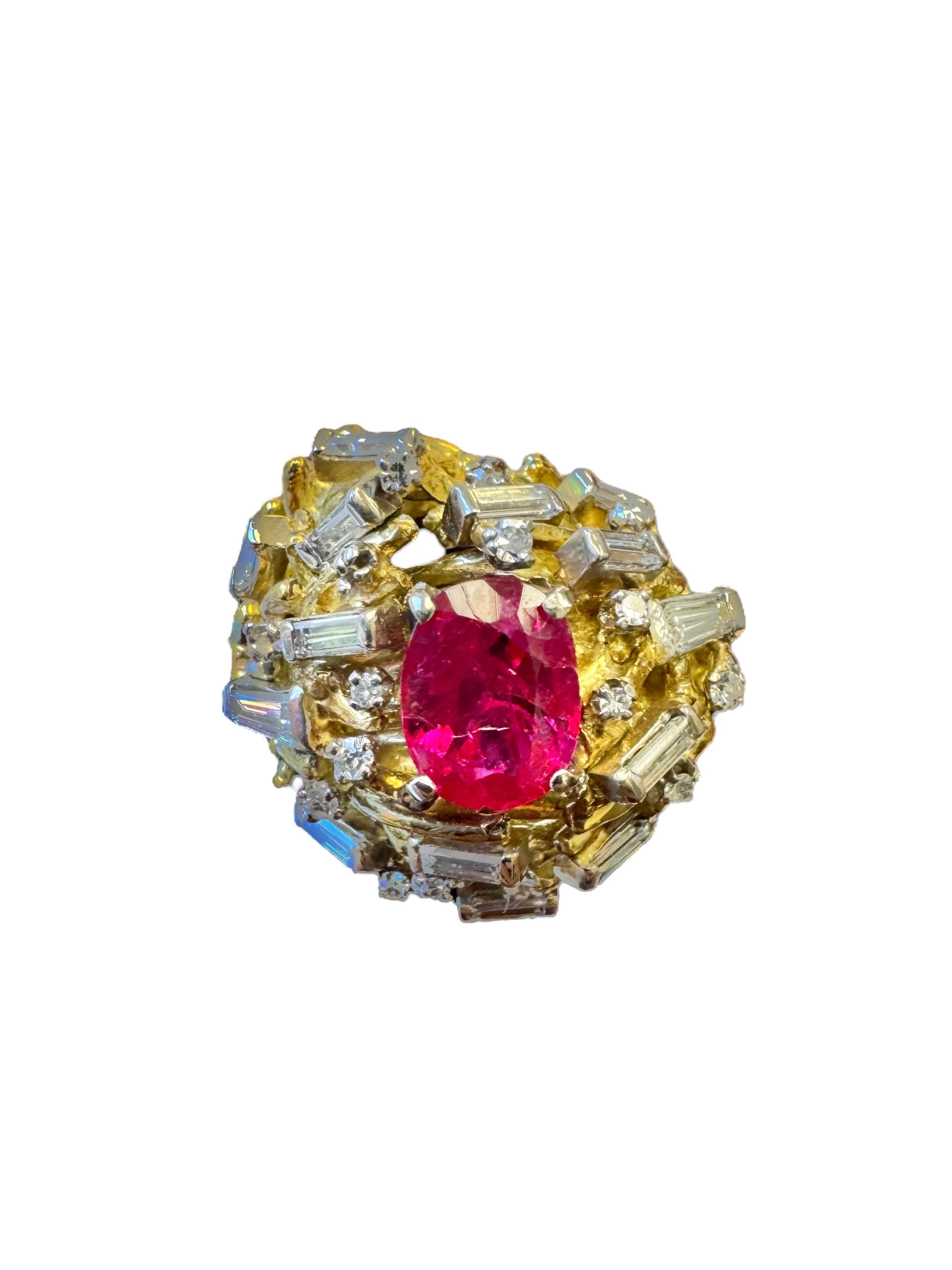 Anillo de cóctel de oro amarillo de 18 quilates con textura de rubíes y diamantes Corte oval en venta