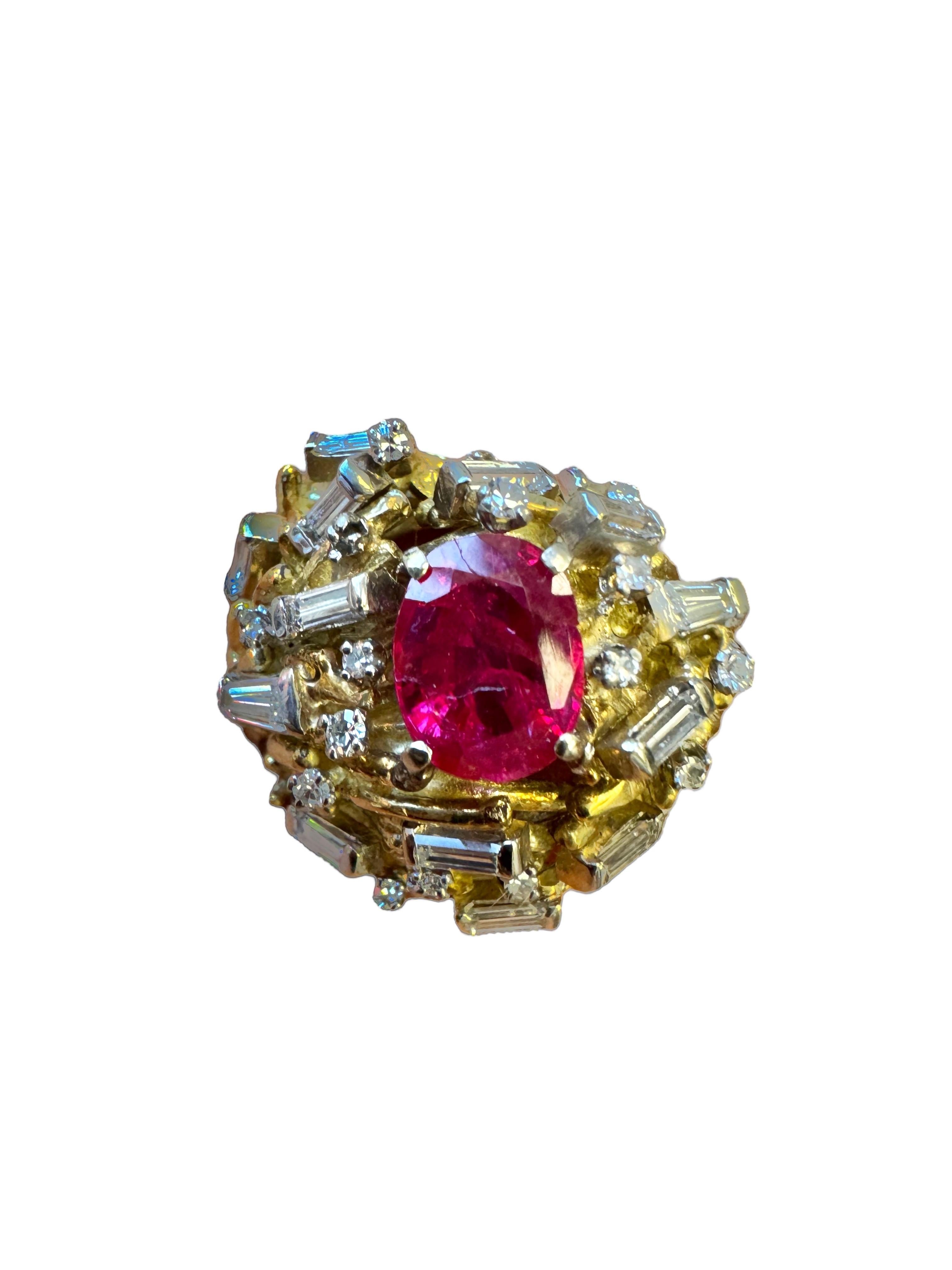 Anillo de cóctel de oro amarillo de 18 quilates con textura de rubíes y diamantes en Excelente estado para la venta en Great Neck Plaza, NY